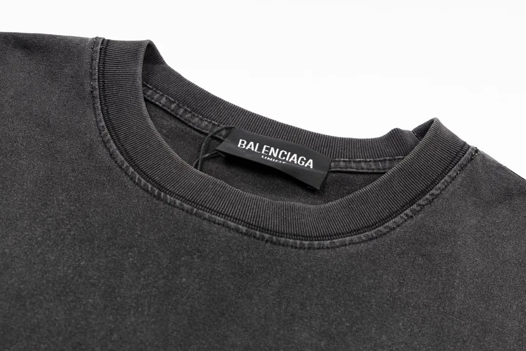 🅿️170 Detailed picture [Top version. Official website quality] BALENCI*GA/Paris BALENCI*GA#Classic LOGO lock printed washed short-sleeved T-shirt. Brick cabinet synchronization. The fabric is made of Paris ZP custom-woven and dyed 100% cotton double yarn compact cotton. The weight is 260 grams. The cloth surface is clean. The cloth pattern is clear. Soft and comfortable. The color fastness is good. It is not easy to change color. The threads are woven and dyed with no color difference. The printing uses imported environmentally friendly glue, which has a three-dimensional effect and no burrs. Restore brick cabinet. The version adopts OS loose shoulder version. Same style for men and women. Code: BL223052 Color: washed black Size: XS S M L