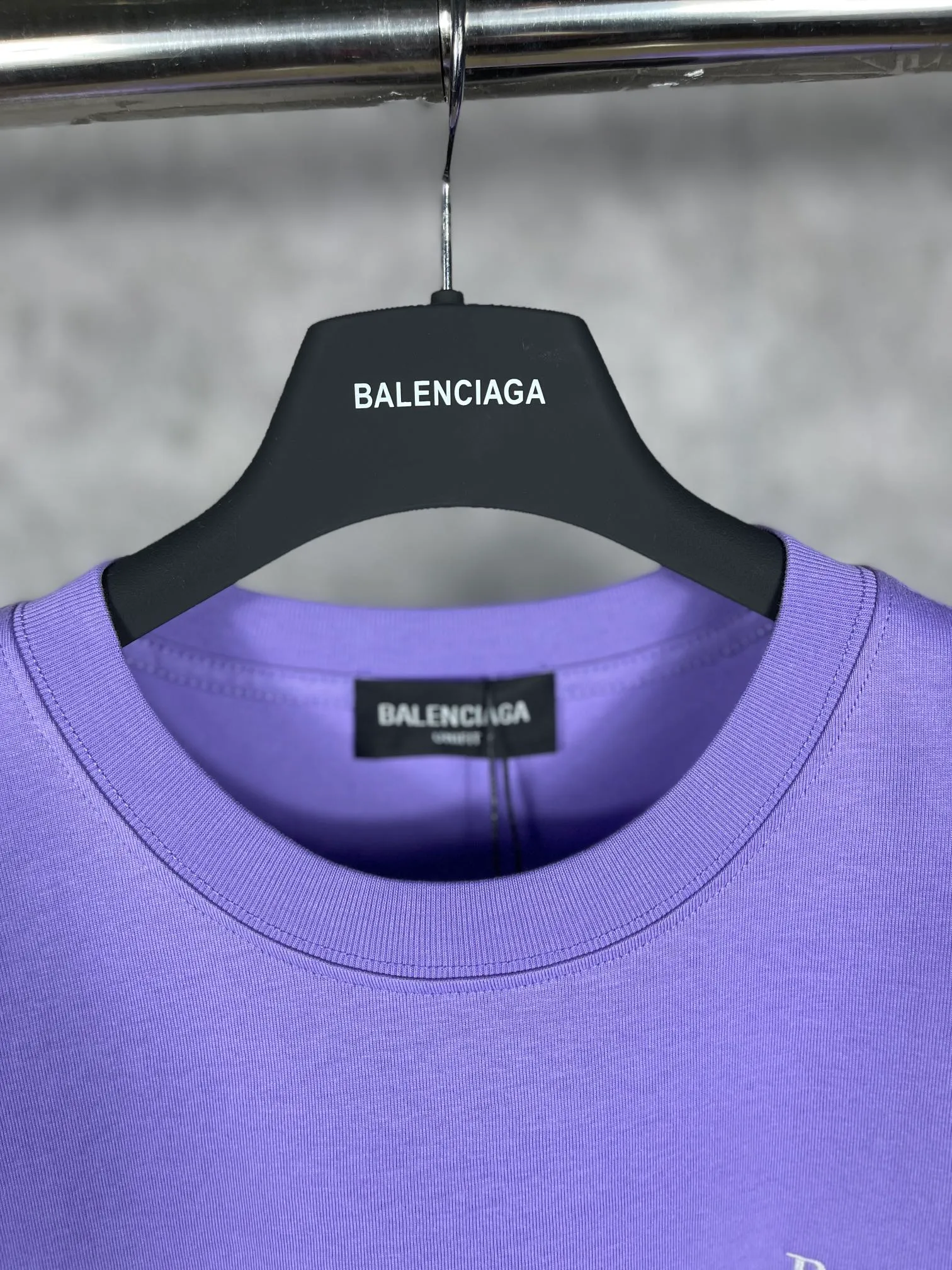 🅿️166 Real photos [Top version. Official website quality] BALENCI*GA/Paris#Classic.Coke embroidered short-sleeved T-shirt# The fabric is made of Paris ZP custom-woven and dyed cotton double yarn. Weighing 260 grams, the cloth surface is clean. The cloth pattern is clear, soft and comfortable. The threads are dyed with no color difference. The classic pattern embroidery uses an imported embroidery machine, and the embroidery thread color is embroidered according to the original color. It is produced according to the pictures in the special market. The letters are clear. The three-dimensional effect is strong. The version adopts the OS loose shoulder version. The same style for men and women. Coding: BL223028 Color: black. White. Dark gray. Brown. Light green. Purple. Off-white. Size: XS S M L