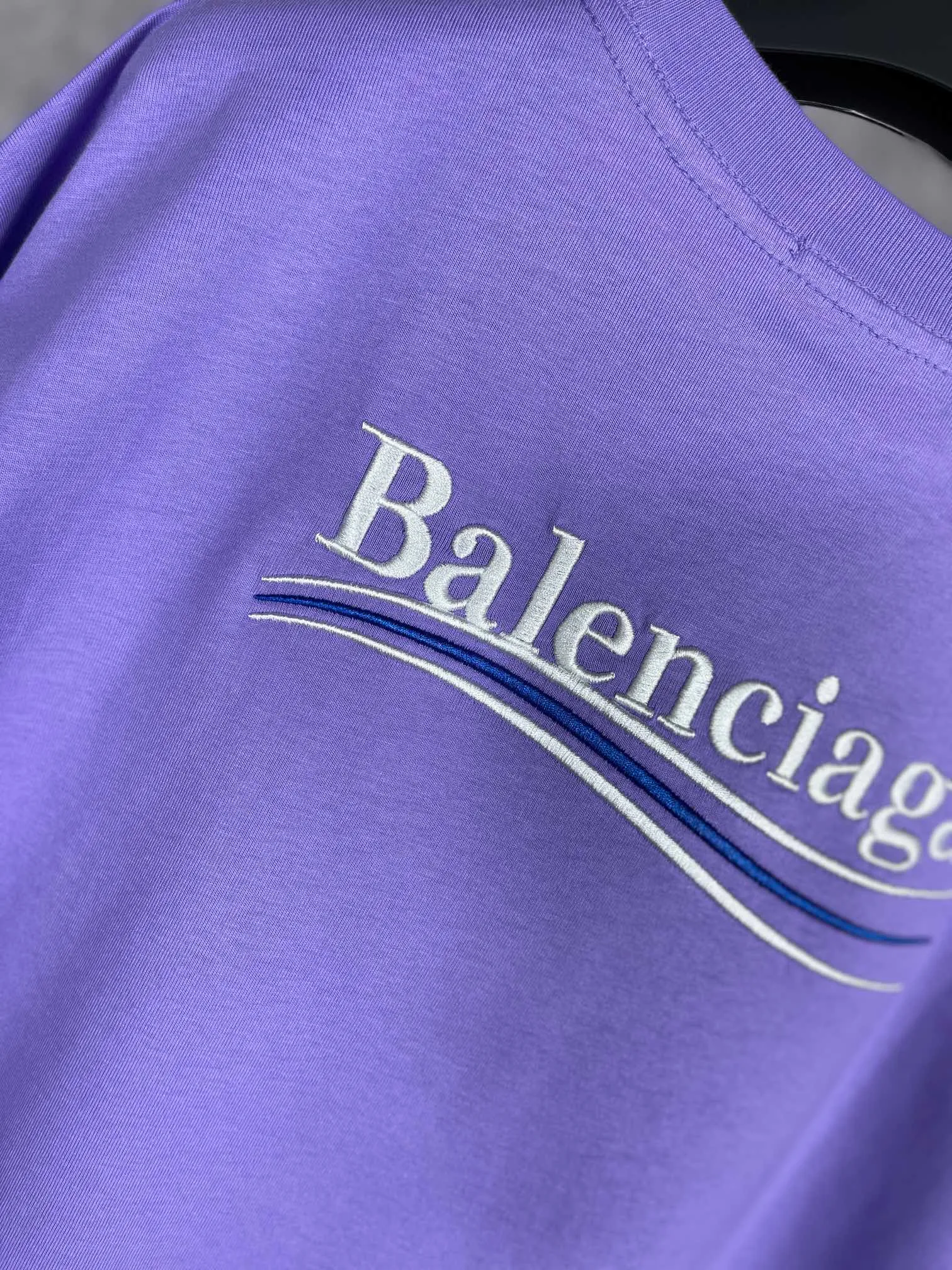 🅿️166 Real photos [Top version. Official website quality] BALENCI*GA/Paris#Classic.Coke embroidered short-sleeved T-shirt# The fabric is made of Paris ZP custom-woven and dyed cotton double yarn. Weighing 260 grams, the cloth surface is clean. The cloth pattern is clear, soft and comfortable. The threads are dyed with no color difference. The classic pattern embroidery uses an imported embroidery machine, and the embroidery thread color is embroidered according to the original color. It is produced according to the pictures in the special market. The letters are clear. The three-dimensional effect is strong. The version adopts the OS loose shoulder version. The same style for men and women. Coding: BL223028 Color: black. White. Dark gray. Brown. Light green. Purple. Off-white. Size: XS S M L