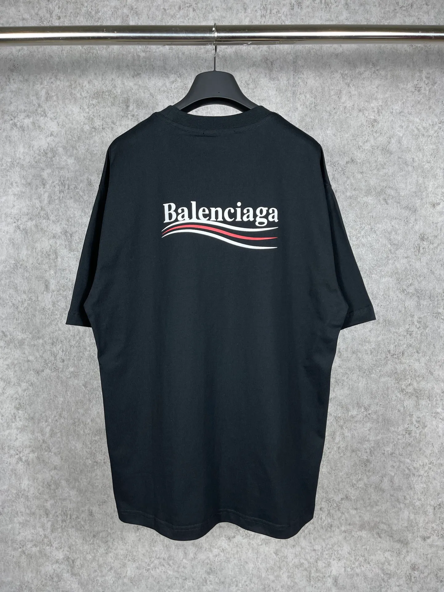 🅿️166 Real photos [Top version. Official website quality] BALENCI*GA/Paris#Classic, Coke printed short-sleeved T-shirt# The fabric is made of Paris ZP custom-woven and dyed cotton double yarn. Weighing 260 grams, the cloth surface is clean. The cloth pattern is clear, soft and comfortable. The threads are dyed with no color difference. The classic pattern printing uses environmentally friendly imported glue and precision stencil. The letters are clear. No burrs. The three-dimensional effect is strong. All colors are synchronized with the brick cabinets, custom woven and dyed, and will not fade. Different market currencies. The version adopts OS loose shoulder design. Same style for men and women. Code: BL223029 Color: white, black, yellow, red, floral gray, gray orchid, blue, military green Size: XS to L