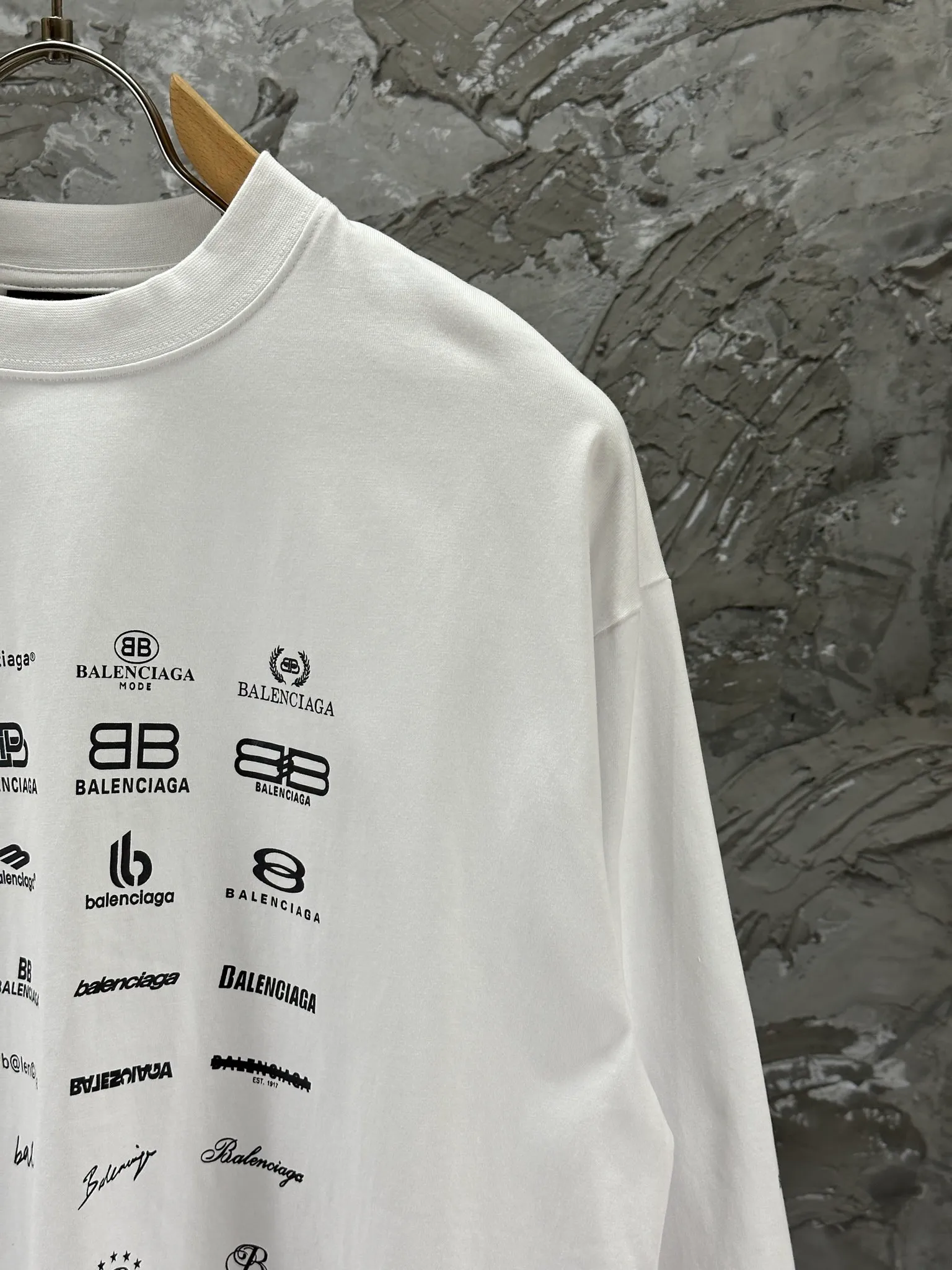 🅿️240 BALENCI*GA Paris full-print LOGO letter style long sleeves. The fabric is made of Paris custom-woven and dyed double yarn pure cotton fabric. The weight is 280g. The thread is custom-woven and dyed without color difference. The front and back panels are made of environmentally friendly dot offset printing. Two high-temperature setting washes. os dropped shoulders and loose version. Same style for men and women -Color: black ivory -SIZE: XS S M L Style No. 8612#