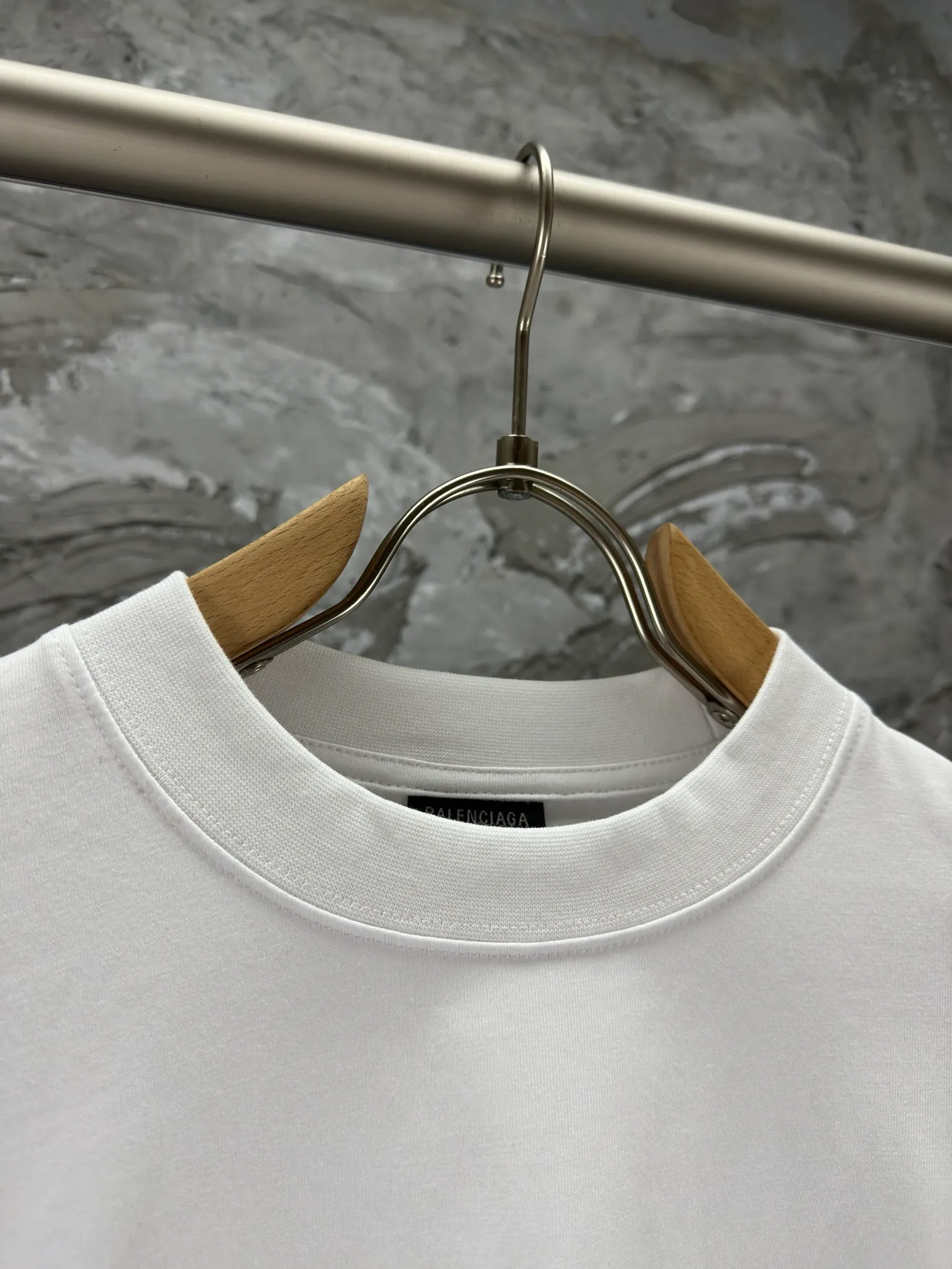 🅿️240 BALENCI*GA Paris full-print LOGO letter style long sleeves. The fabric is made of Paris custom-woven and dyed double yarn pure cotton fabric. The weight is 280g. The thread is custom-woven and dyed without color difference. The front and back panels are made of environmentally friendly dot offset printing. Two high-temperature setting washes. os dropped shoulders and loose version. Same style for men and women -Color: black ivory -SIZE: XS S M L Style No. 8612#