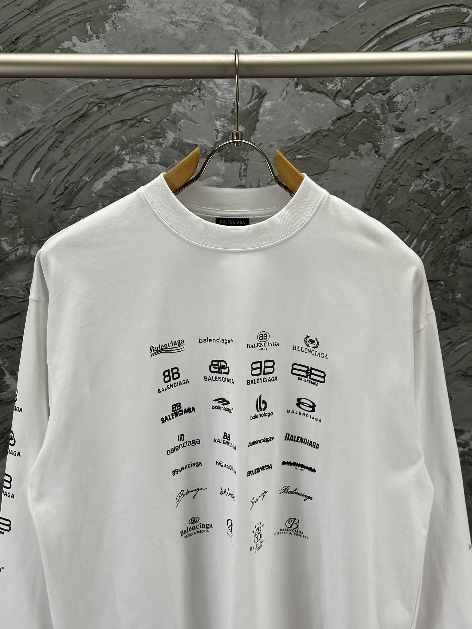 🅿️240 BALENCI*GA Paris full-print LOGO letter style long sleeves. The fabric is made of Paris custom-woven and dyed double yarn pure cotton fabric. The weight is 280g. The thread is custom-woven and dyed without color difference. The front and back panels are made of environmentally friendly dot offset printing. Two high-temperature setting washes. os dropped shoulders and loose version. Same style for men and women -Color: black ivory -SIZE: XS S M L Style No. 8612#