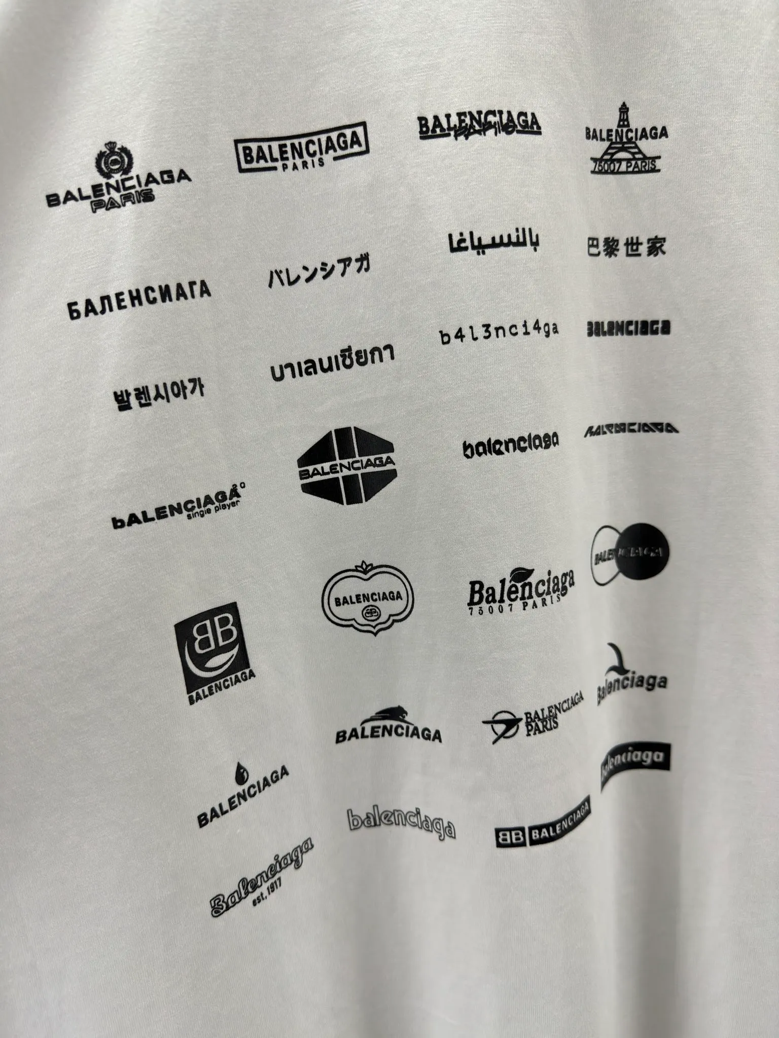 🅿️240 BALENCI*GA Paris full-print LOGO letter style long sleeves. The fabric is made of Paris custom-woven and dyed double yarn pure cotton fabric. The weight is 280g. The thread is custom-woven and dyed without color difference. The front and back panels are made of environmentally friendly dot offset printing. Two high-temperature setting washes. os dropped shoulders and loose version. Same style for men and women -Color: black ivory -SIZE: XS S M L Style No. 8612#