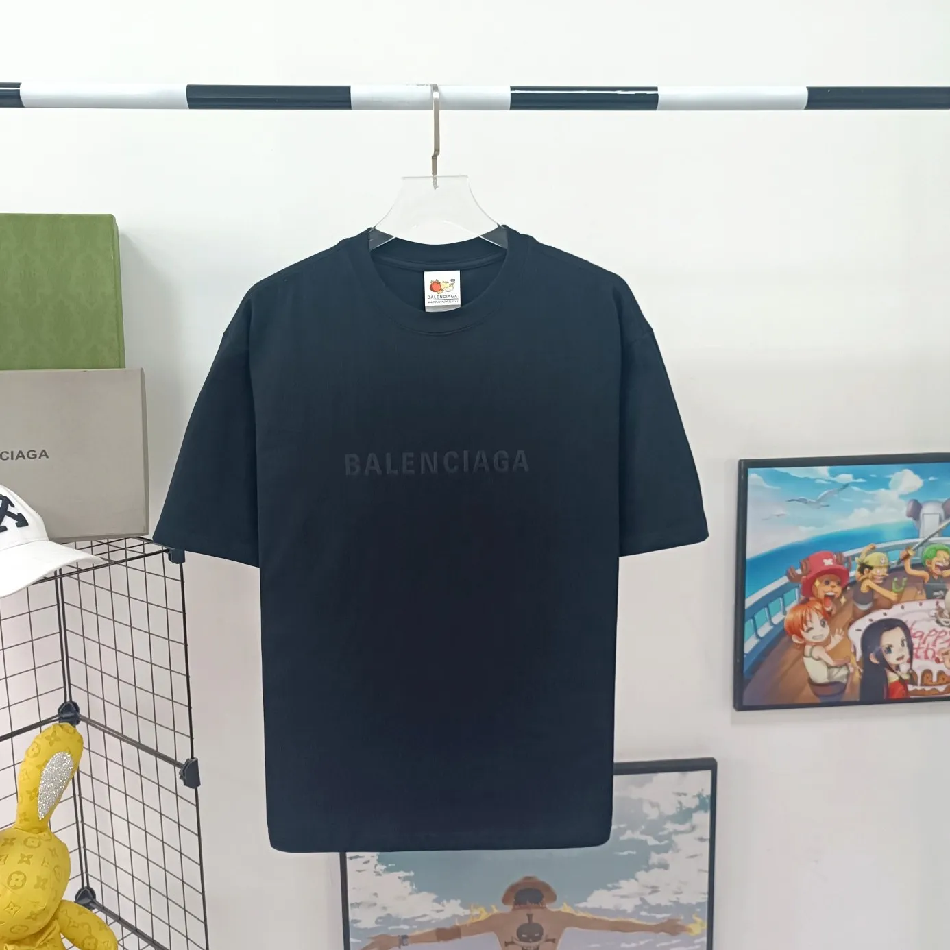 [New] Top tried version Balenciaga 23ss Balenciaga black letter embroidery reversible short-sleeved T-shirt for male and female couples stars 16-count combed siro-spun plain cloth is used for environmentally friendly vulcanization dyeing of the board. The weight of the finished garment is 360 grams. Dust-free singeing and food-feeding processes ensure that the cloth surface is clear and dust-free. Environmentally-friendly vulcanization dyeing and dust-free singeing and food-feeding processes ensure that The cloth surface is clear and dust-free. The matching thread is 16S and the cross pull thread. The difficulty lies in the embroidery. Water-soluble cotton is used for hollow three-dimensional embroidery. Imported Behringer embroidery machine cotton thread embroidery. Large area embroidery parts require a lot of consumption. For large-sized water-soluble cotton, there are many subsequent processes, including the time required to dissolve the water-soluble cotton and the number of washes. If there is unprocessed undissolved cotton glue attached to the clothes, the entire garment will be directly scrapped. In terms of process alone, it is a time-consuming and labor-intensive style. The pattern effect is fully restored. The double-layer stitching on the back collar is firm and tight, the double chain on the shoulders is routed, the hem is tight, the fabric is full of drape, and the pattern is consistent. Every detail is presented to the customer. Customized brand new collar label, washed, distinguishing the wrong collar label from the market, the details are visible. Quality guaranteed! Size: XS-L Color: red washed black P:310