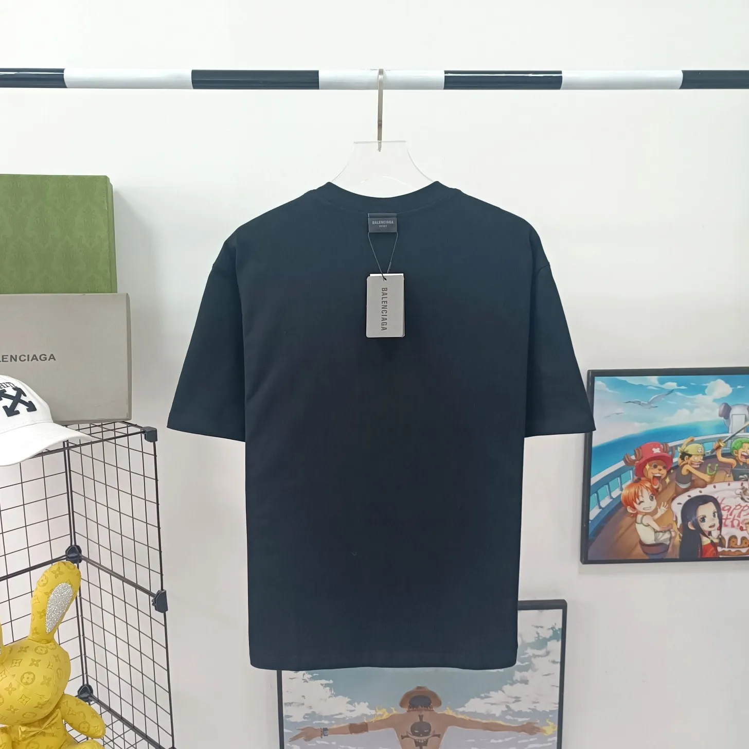 [New] Top tried version Balenciaga 23ss Balenciaga black letter embroidery reversible short-sleeved T-shirt for male and female couples stars 16-count combed siro-spun plain cloth is used for environmentally friendly vulcanization dyeing of the board. The weight of the finished garment is 360 grams. Dust-free singeing and food-feeding processes ensure that the cloth surface is clear and dust-free. Environmentally-friendly vulcanization dyeing and dust-free singeing and food-feeding processes ensure that The cloth surface is clear and dust-free. The matching thread is 16S and the cross pull thread. The difficulty lies in the embroidery. Water-soluble cotton is used for hollow three-dimensional embroidery. Imported Behringer embroidery machine cotton thread embroidery. Large area embroidery parts require a lot of consumption. For large-sized water-soluble cotton, there are many subsequent processes, including the time required to dissolve the water-soluble cotton and the number of washes. If there is unprocessed undissolved cotton glue attached to the clothes, the entire garment will be directly scrapped. In terms of process alone, it is a time-consuming and labor-intensive style. The pattern effect is fully restored. The double-layer stitching on the back collar is firm and tight, the double chain on the shoulders is routed, the hem is tight, the fabric is full of drape, and the pattern is consistent. Every detail is presented to the customer. Customized brand new collar label, washed, distinguishing the wrong collar label from the market, the details are visible. Quality guaranteed! Size: XS-L Color: red washed black P:310