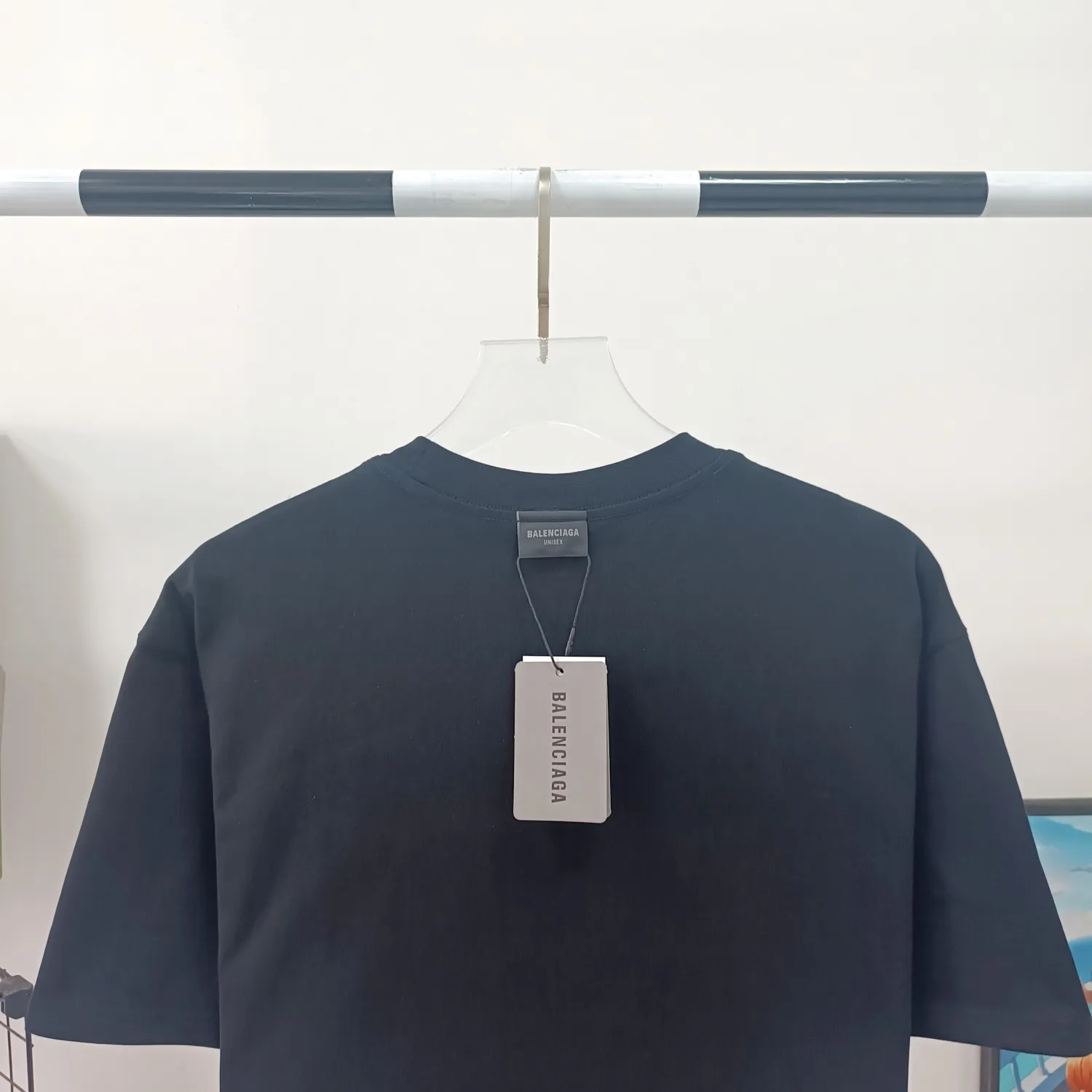 [New] Top tried version Balenciaga 23ss Balenciaga black letter embroidery reversible short-sleeved T-shirt for male and female couples stars 16-count combed siro-spun plain cloth is used for environmentally friendly vulcanization dyeing of the board. The weight of the finished garment is 360 grams. Dust-free singeing and food-feeding processes ensure that the cloth surface is clear and dust-free. Environmentally-friendly vulcanization dyeing and dust-free singeing and food-feeding processes ensure that The cloth surface is clear and dust-free. The matching thread is 16S and the cross pull thread. The difficulty lies in the embroidery. Water-soluble cotton is used for hollow three-dimensional embroidery. Imported Behringer embroidery machine cotton thread embroidery. Large area embroidery parts require a lot of consumption. For large-sized water-soluble cotton, there are many subsequent processes, including the time required to dissolve the water-soluble cotton and the number of washes. If there is unprocessed undissolved cotton glue attached to the clothes, the entire garment will be directly scrapped. In terms of process alone, it is a time-consuming and labor-intensive style. The pattern effect is fully restored. The double-layer stitching on the back collar is firm and tight, the double chain on the shoulders is routed, the hem is tight, the fabric is full of drape, and the pattern is consistent. Every detail is presented to the customer. Customized brand new collar label, washed, distinguishing the wrong collar label from the market, the details are visible. Quality guaranteed! Size: XS-L Color: red washed black P:310