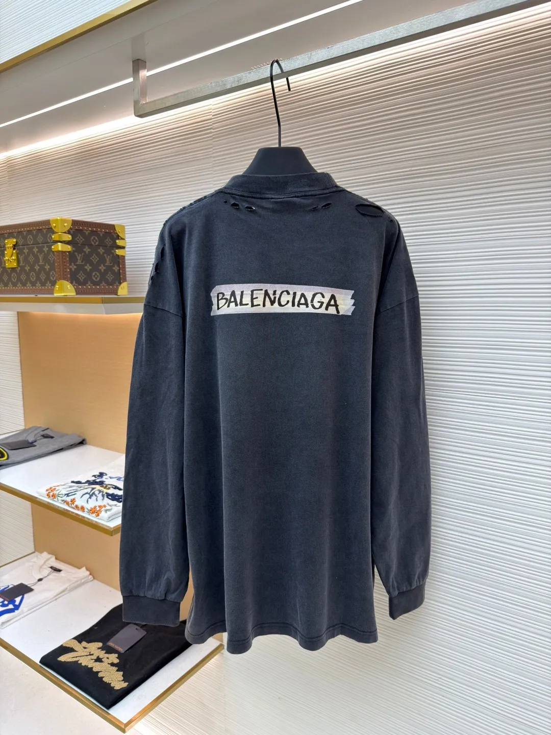 Balenciaga imitation paper white tape long-sleeved T-shirt ●Original version: Purchased and developed by 7724 ●Item number: 1681813-A55 ●Material: combed cotton fabric ●Technology: printed distressed production ●Color: gray ●Type: loose version ●Weight: about 340 grams ●Size: XS-S-M-L ●Description: Strictly follow the original specifications, using custom-woven 280 grams of combed cotton. This weight ensures a crisp and stylish frame of the garment and avoids the soft feeling of ordinary fabrics. The combing process removes short fibers and impurities, making the yarn tougher and the woven cloth surface smooth and hairless, providing the perfect "canvas" for subsequent printing and distressing. In order to achieve the unique, almost paper-like slightly cracked texture and matte texture of the original, we developed and used a special customized slurry. After this slurry is printed on the fabric through screen printing, it will form a layer of coating with a certain thickness and toughness. After drying, it can naturally simulate the texture of paper and a slight brittle and hard touch. This is a complex effect that is completely beyond the reach of ordinary glue or thermal transfer film. After the garments are stitched and printed, they will go through a critical process of "frying with salt and aging". The ready-made garments are washed with a specific proportion of industrial salt in a large drum machine for a long time. During the tumbling, the salt particles will cause random and natural wear and tear on the fibers, seams and edges of the printed coating of the fabric. The fading, slightly whitening and softening effects caused by this kind of physical wear cannot be replaced by chemical washing. It gives each finished product a unique, natural retro flavor and traces of wear, perfectly replicating the "unfinished feel" and industrial aesthetics pursued by the original show model. From the custom-woven and dyed 280-gram combed cotton base, to the hand-made imitation paper printing on the silk screen using special slurries, and finally to the unique time texture brought about by fried salt and distressing - these three links are intertwined, forming a complete and complex imitation process chain. Each of these choices is a complete negation of "fast food" products and a respect and restoration of high-end fashion production. The final product is not only a piece of clothing, but also an "industrial art piece" worth tasting and collecting. The overall wiring is straight and delicate, the fabric is comfortable and soft, and the color is consistent without color difference. It can be matched with the same style to create a fashionable look and control various occasions. Customized accessories, complete with three standards, same style for men and women!