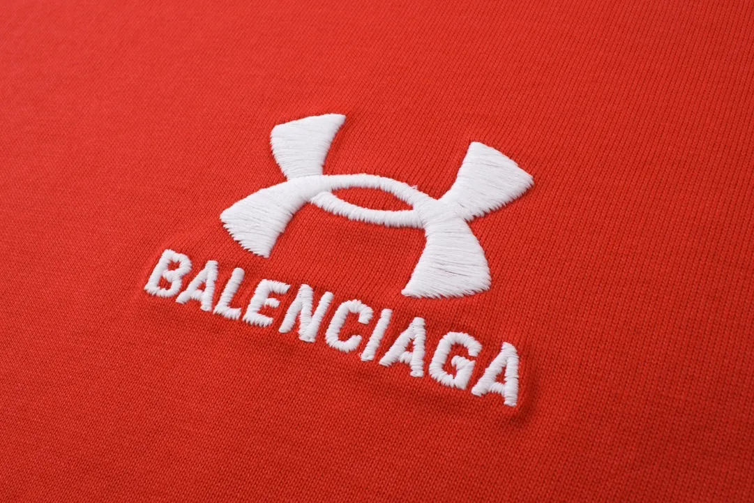 🅿️186 Real photos [Top version. Official website quality] BALENCI*GA/Paris joint Under Armor front and rear embroidered short-sleeved T-shirt # SS24 latest model. Research and development at the first time, different market currencies. Comparisons welcome. The fabric is made of Paris ZP custom-woven and dyed cotton double yarn. Weighing 260 grams, the cloth surface is clean. The cloth pattern is clear, soft and comfortable. The threads are dyed with no color difference. The classic LOGO pattern embroidery is embroidered by Tajima imported machine. The letters are clear, three-dimensional and without burrs. Jubie market produces pictures based on pictures. Welcome to compare. The version adopts OS loose shoulder design. Same style for men and women. Code: BL223372 Color: black, red, size: XS S M L