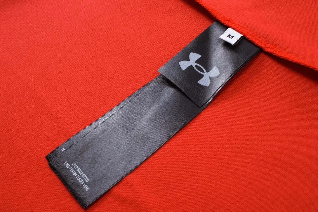 🅿️186 Real photos [Top version. Official website quality] BALENCI*GA/Paris joint Under Armor front and rear embroidered short-sleeved T-shirt # SS24 latest model. Research and development at the first time, different market currencies. Comparisons welcome. The fabric is made of Paris ZP custom-woven and dyed cotton double yarn. Weighing 260 grams, the cloth surface is clean. The cloth pattern is clear, soft and comfortable. The threads are dyed with no color difference. The classic LOGO pattern embroidery is embroidered by Tajima imported machine. The letters are clear, three-dimensional and without burrs. Jubie market produces pictures based on pictures. Welcome to compare. The version adopts OS loose shoulder design. Same style for men and women. Code: BL223372 Color: black, red, size: XS S M L