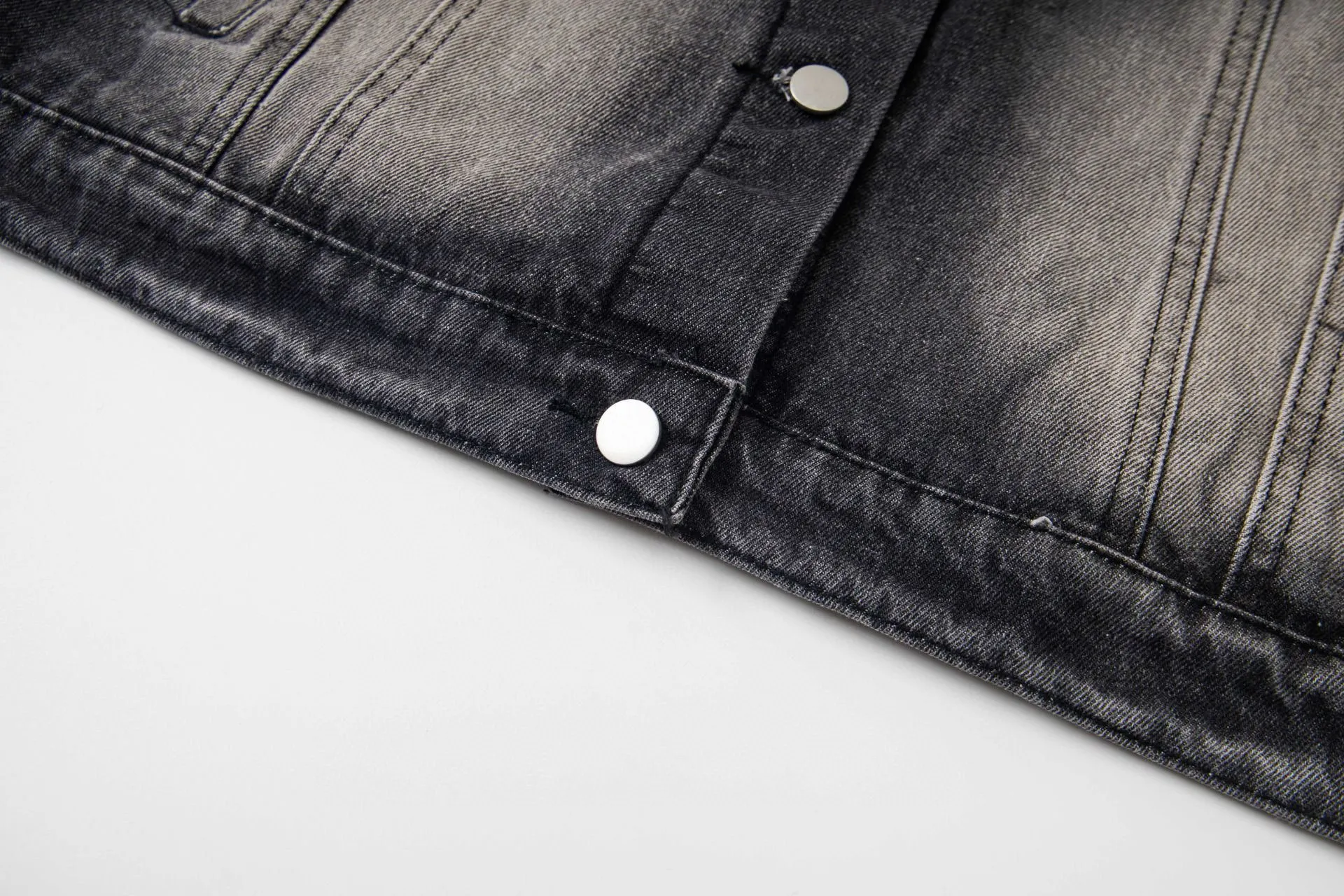 🅿️300 new model number: B155 BALENCIAGA Balenciaga washed gradient back embroidered logo denim jacket for men and women 1️⃣Using high-quality denim fabric washing process, the upper body is soft and comfortable after washing, extremely delicate, feels solid, smooth and soft. The fabric does not wrinkle, and the feel is invincible. The details are perfectly handled! 2️⃣It is very youthful and energetic, and can be easily worn by both men and women. It is very in line with the fashion aesthetic concepts of today's young people! 3️⃣ A full set of customized accessories, complete with three standards, same style for men and women, a must-have style for couples. Color: Denim Black Size: S, M, L, XL