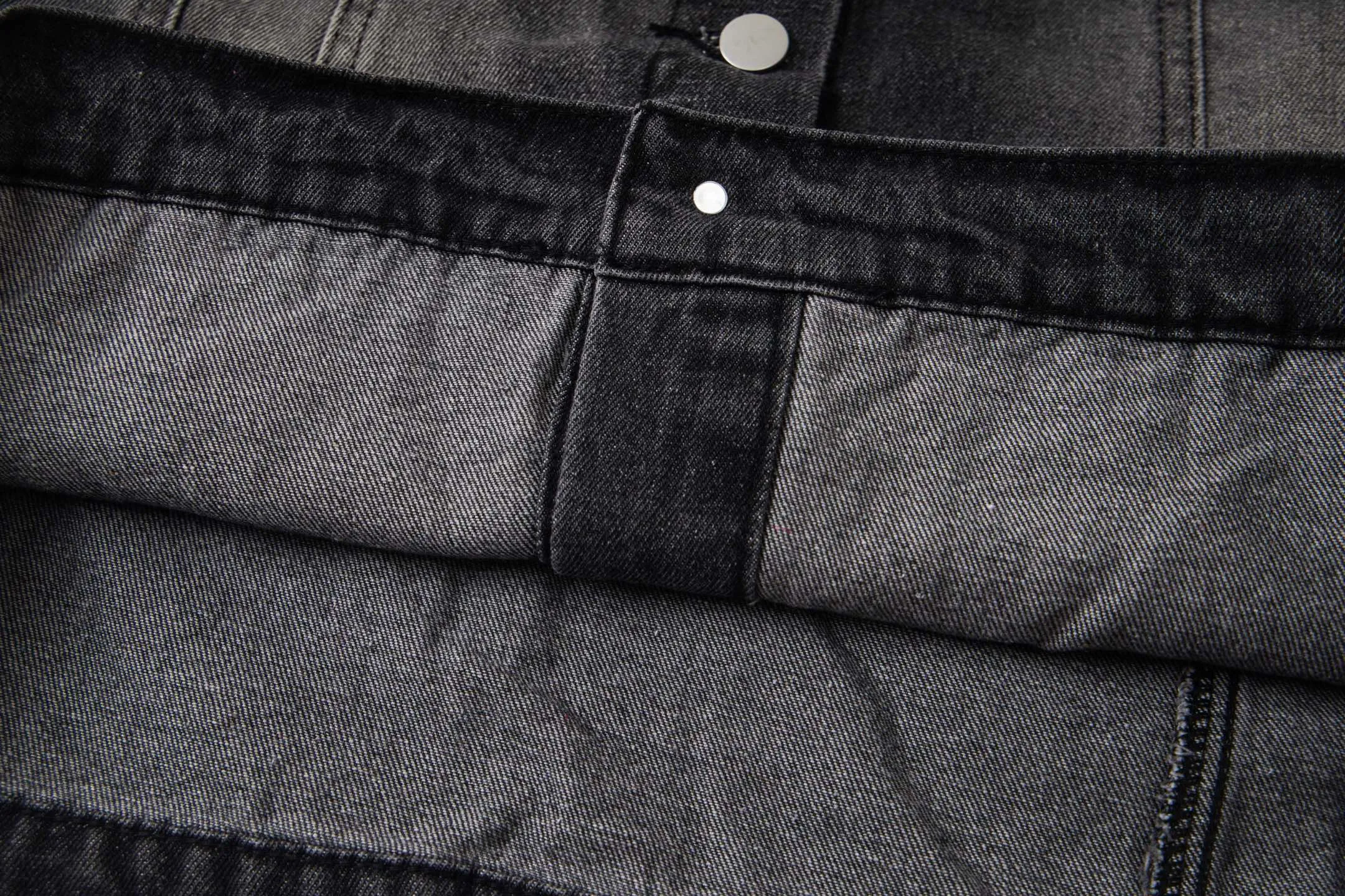 🅿️300 new model number: B155 BALENCIAGA Balenciaga washed gradient back embroidered logo denim jacket for men and women 1️⃣Using high-quality denim fabric washing process, the upper body is soft and comfortable after washing, extremely delicate, feels solid, smooth and soft. The fabric does not wrinkle, and the feel is invincible. The details are perfectly handled! 2️⃣It is very youthful and energetic, and can be easily worn by both men and women. It is very in line with the fashion aesthetic concepts of today's young people! 3️⃣ A full set of customized accessories, complete with three standards, same style for men and women, a must-have style for couples. Color: Denim Black Size: S, M, L, XL
