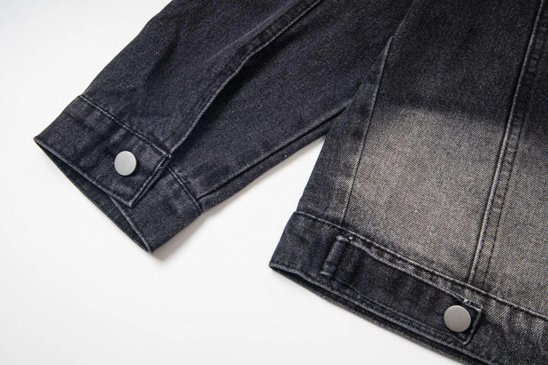 🅿️300 new model number: B155 BALENCIAGA Balenciaga washed gradient back embroidered logo denim jacket for men and women 1️⃣Using high-quality denim fabric washing process, the upper body is soft and comfortable after washing, extremely delicate, feels solid, smooth and soft. The fabric does not wrinkle, and the feel is invincible. The details are perfectly handled! 2️⃣It is very youthful and energetic, and can be easily worn by both men and women. It is very in line with the fashion aesthetic concepts of today's young people! 3️⃣ A full set of customized accessories, complete with three standards, same style for men and women, a must-have style for couples. Color: Denim Black Size: S, M, L, XL