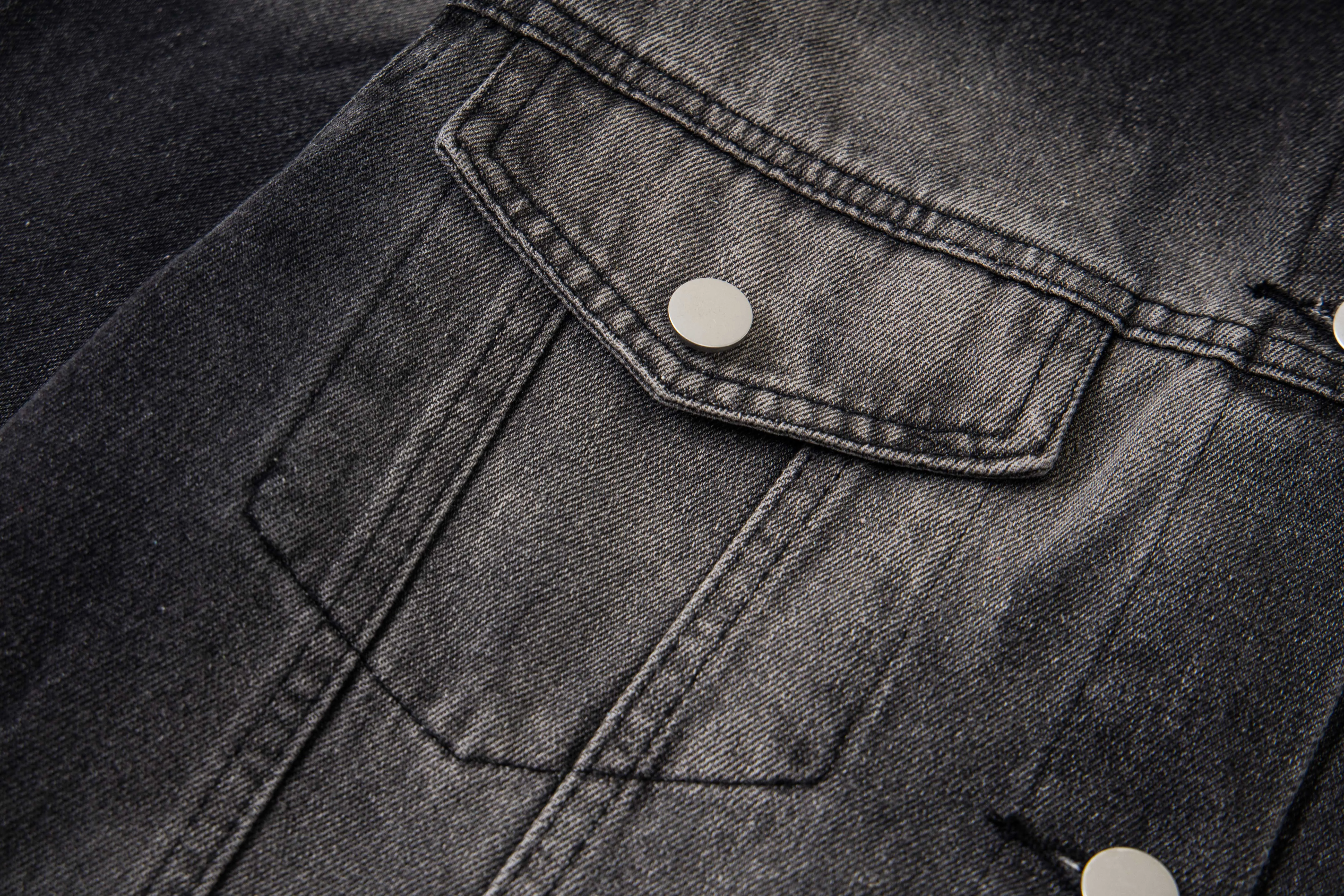 🅿️300 new model number: B155 BALENCIAGA Balenciaga washed gradient back embroidered logo denim jacket for men and women 1️⃣Using high-quality denim fabric washing process, the upper body is soft and comfortable after washing, extremely delicate, feels solid, smooth and soft. The fabric does not wrinkle, and the feel is invincible. The details are perfectly handled! 2️⃣It is very youthful and energetic, and can be easily worn by both men and women. It is very in line with the fashion aesthetic concepts of today's young people! 3️⃣ A full set of customized accessories, complete with three standards, same style for men and women, a must-have style for couples. Color: Denim Black Size: S, M, L, XL