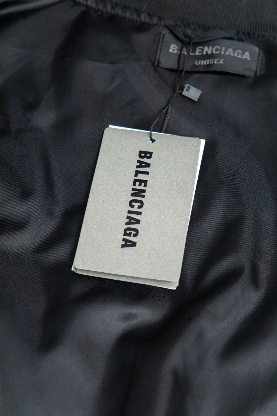 💰600 [Highest version] Balenciaga BLCG 24FW Paris English letter logo embroidered baseball flight cotton jacket Correct version Customized nylon 100% matt nylon fabric 50D memory lining inside 800g composite pearl quilting added to the aviator classic Alpha Air Force jacket design 3D three-dimensional tailoring technology High-density embroidery using Tajima embroidery machine Up to 100,000 needle embroidery Inner bag design on the inside of the clothes, molded custom brand logo snap button, original main mark, washed tag brand packaging, color: black, size: 46/48/50/52, size chart: length, bust, shoulder width Note: There is a difference of 1~2CM due to manual measurement.