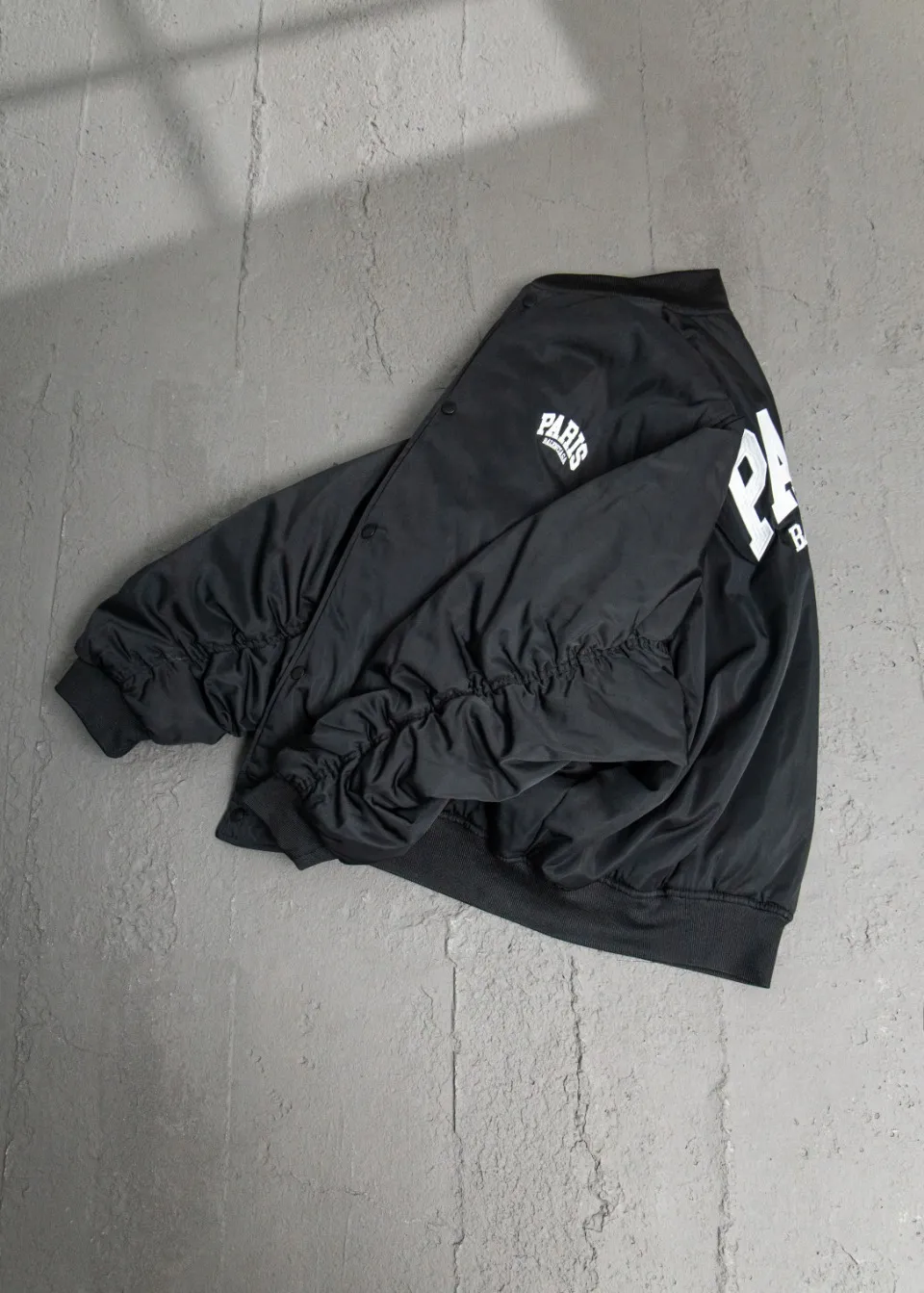 💰600 [Highest version] Balenciaga BLCG 24FW Paris English letter logo embroidered baseball flight cotton jacket Correct version Customized nylon 100% matt nylon fabric 50D memory lining inside 800g composite pearl quilting added to the aviator classic Alpha Air Force jacket design 3D three-dimensional tailoring technology High-density embroidery using Tajima embroidery machine Up to 100,000 needle embroidery Inner bag design on the inside of the clothes, molded custom brand logo snap button, original main mark, washed tag brand packaging, color: black, size: 46/48/50/52, size chart: length, bust, shoulder width Note: There is a difference of 1~2CM due to manual measurement.