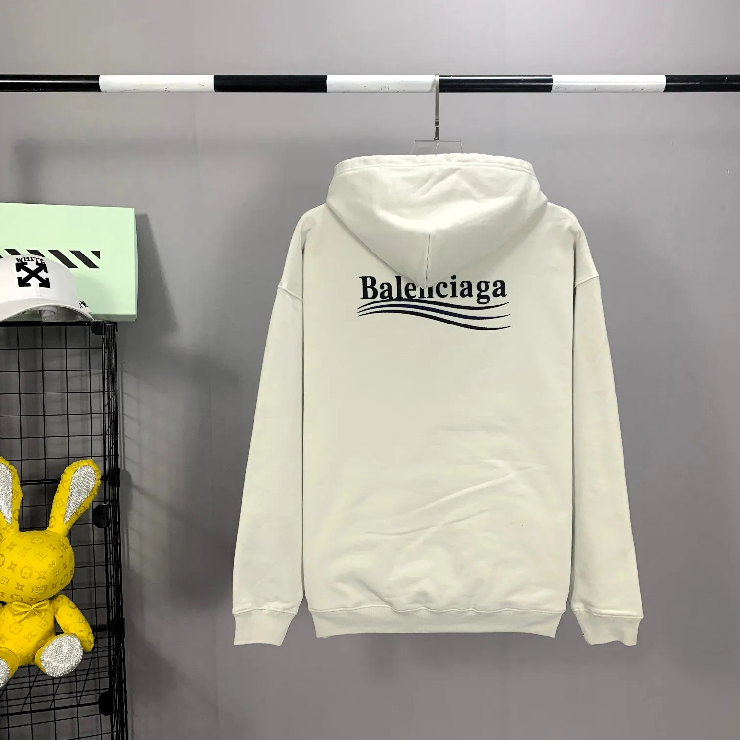 [New arrival] The top tested version of Balenciaga BALENCIAGA Cola Malone embroidery printed male and female couple star's same style autumn and winter pure cotton hoodie hooded sweatshirt in three colors, guaranteed to be the same as the original fabric, no color difference! Customized dyeing in a package! INS, Xiaohongshu’s popular style, classics that never fade away! The king of orders in Spain, the fried chicken is highly recommended! 480% pure cotton terry fabric, comfortable and warm! Full of drape! The printing uses Tajima embroidery machine imported from Japan, which is known as the fighter among embroidery machines. The embroidery is meticulous, with no threads or skipped threads, the printing and embroidery are full and fine, and the letter spacing is consistent with ZP! Wearing it gives you full confidence and peace of mind! The labels and washes are all correct! On behalf of G at the same level! Consistent packaging at the counter! Size: XS-L Color: Purple light gray white gray P:450