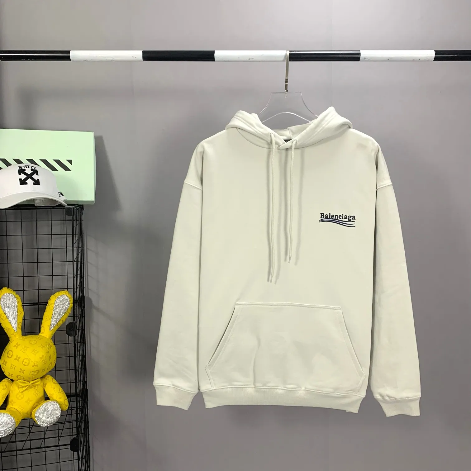 [New arrival] The top tested version of Balenciaga BALENCIAGA Cola Malone embroidery printed male and female couple star's same style autumn and winter pure cotton hoodie hooded sweatshirt in three colors, guaranteed to be the same as the original fabric, no color difference! Customized dyeing in a package! INS, Xiaohongshu’s popular style, classics that never fade away! The king of orders in Spain, the fried chicken is highly recommended! 480% pure cotton terry fabric, comfortable and warm! Full of drape! The printing uses Tajima embroidery machine imported from Japan, which is known as the fighter among embroidery machines. The embroidery is meticulous, with no threads or skipped threads, the printing and embroidery are full and fine, and the letter spacing is consistent with ZP! Wearing it gives you full confidence and peace of mind! The labels and washes are all correct! On behalf of G at the same level! Consistent packaging at the counter! Size: XS-L Color: Purple light gray white gray P:450