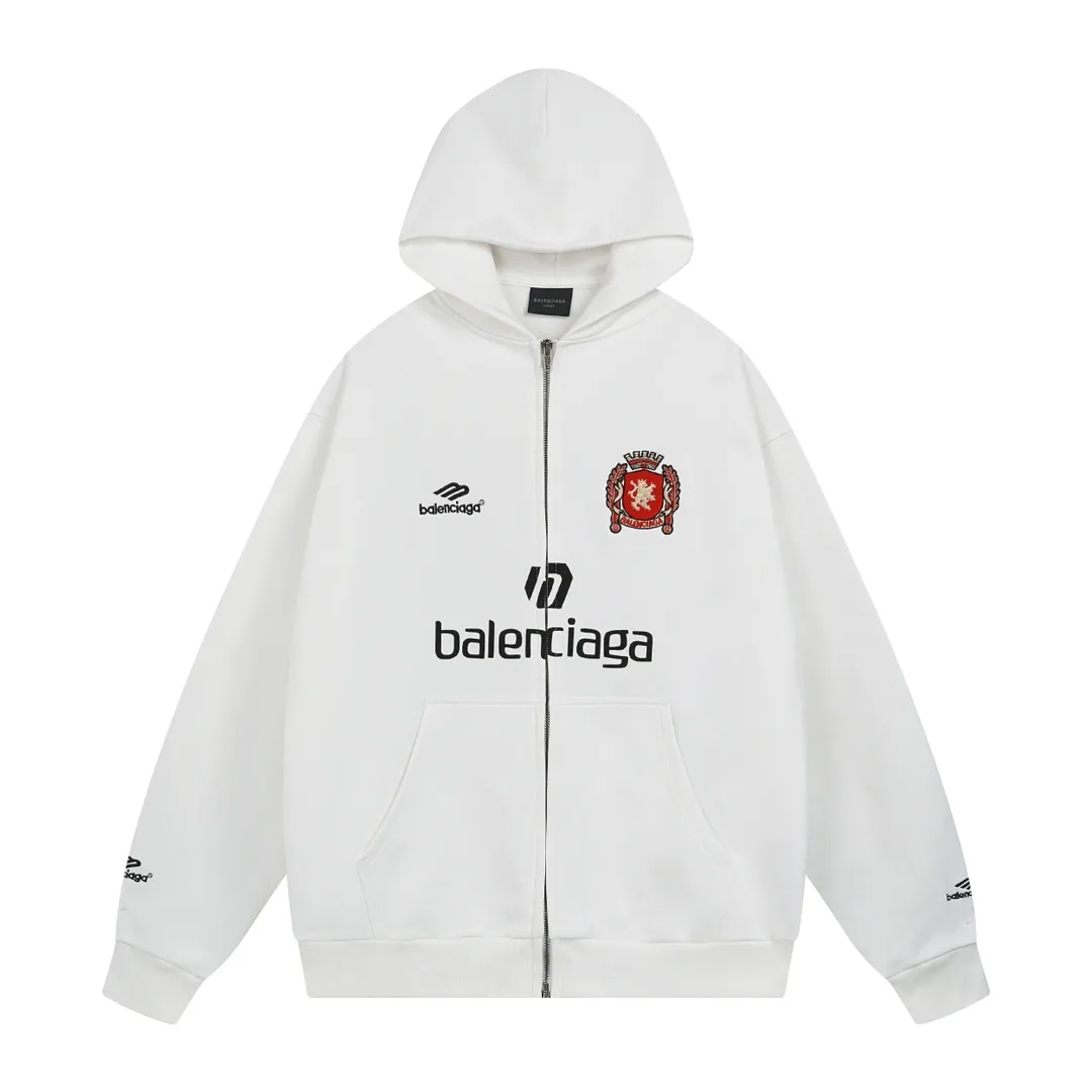 🅿️380 real shots [Top version. Official website quality] BALENCI*GA/Paris new model. Co-branded Manchester United football sportswear LOGO embroidered printed cardigan hooded sweatshirt. The craftsmanship is extremely complex and the market currency is very different. Welcome to compare🆚. The fabric is made of Paris ZP custom-woven and dyed cotton sweatshirt. Weighing 460 grams, the cloth surface is clean. The cloth pattern is clear, soft and comfortable. The threads are dyed with no color difference. The classic pattern embroidery is embroidered by Tajima imported embroidery machine, and the printing uses imported glue. The letters are clear, three-dimensional and without burrs. Jubie market produces pictures based on pictures. Welcome to compare. The version adopts OS loose shoulder design. Same style for men and women. Code: BL238927 Color: black, white Size: XS S M L