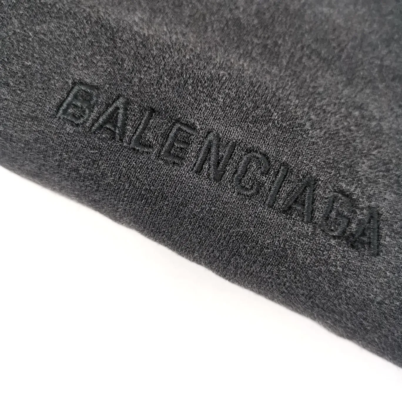 Additional details - Spring and Autumn top proven version Balenciaga SS21 German tank band exclusive Balenciaga men's and women's couple star's same style pure cotton hoodie sweatshirt. Custom-woven and dyed 550 grams of vulcanized black fabric. The weight of the fabric after washing is up to 1kg/Imported Tajima embroidery. The letters are clear/The fried sand process of ready-made clothes makes the fabric slightly white. The whole body is broken. It is so trendy, contemporary, versatile and stylish! /Printing process: Kornit digital printing direct-injection white color is produced at the same time. There are few such machines and technologies in China! It will definitely not fall off. After being soaked in water at 70 degrees for 40 minutes, it did not fall off even after being rubbed with a hand! / The wash labels on the collar are all limited numbers [1-400 numbers] to ensure that each piece of clothing has a different number and is unique! / It takes a full month and a half from getting the sample to the finished product. You can imagine how difficult it is and our original intention. We never waver and must be authentic. Every piece of clothing is only shown to everyone after passing the inspection!  Quantity available, please take advantage of it! This is not just clothes, it is art and pursuit! In order to show the top tested version, the editor specially added a set of detailed supplementary pictures, all of which are original pictures without processing. OverSize version SIZE: XS-L P:530