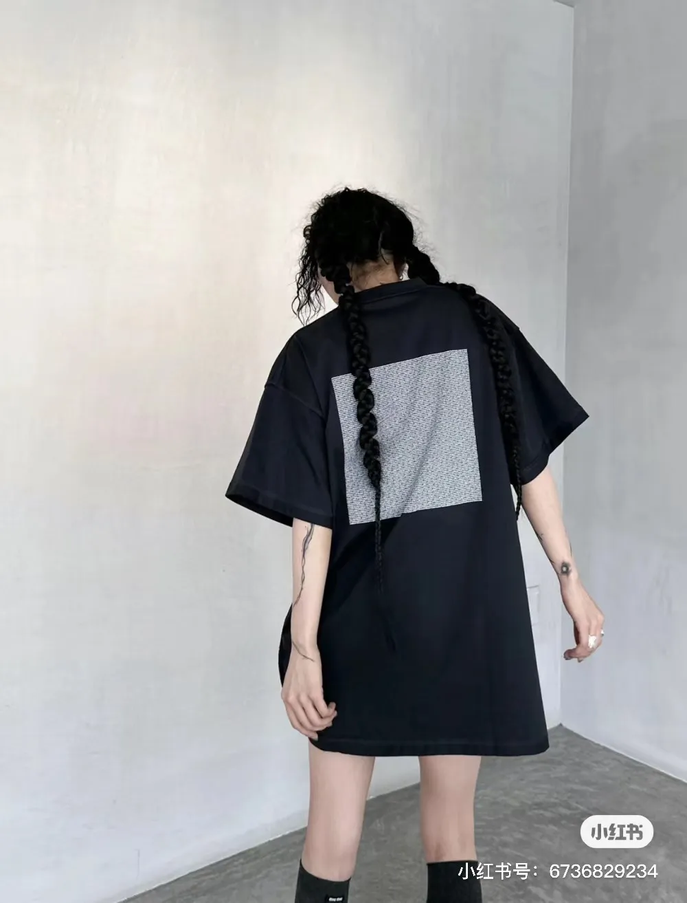 ♻️💯Reference model picture for the upper body❤️【Latest new version】Top version - BALENCIAGA- 24 new reverse wear three-dimensional thick plate glue letter printed short-sleeved T-shirt. The original development of custom-woven fabric technology and washing process. High-gram weight 280 grams of fabric, full texture, clean cloth surface, soft and comfortable. Solona thread dyeing has no color difference. Use the latest version of computer printing system for scanning processing. Computer scanning develops printing film. All dot details and letter spacing are greatly restored. It is made of screen printing composite. The same color glue material is specially blended according to the original color. It uses permeable water-based flat screen printing. The pigment penetrates into the fiber of the fabric. The viscosity of the color paste should be adjusted appropriately to facilitate the uniform sizing of the fabric and the pattern is smooth. The front and back sides are made through special cutting and sewing techniques. The inside-out of the clothing is turned to the outside to form a unique visual effect. The inside-out design can highlight the layering of the clothing and make the overall shape richer and three-dimensional. Double chain stitching on the back shoulder Customized new collar label Original straight cut silhouette The upper body is highly recognizable Color: Black Size: XS-L P:270