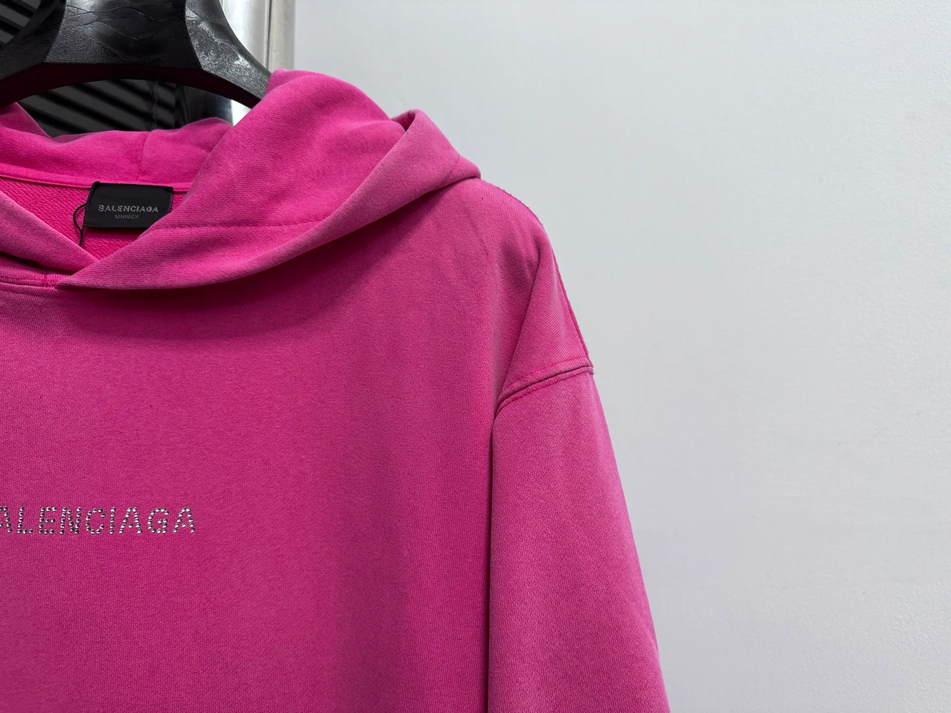 🅿️330 [BALENCIaGA] Paris small letters rhinestone washed hooded sweatshirt. The fabric is made of 400g Paris-specific double yarns*high weight double yarn ribs. It is pressed using a high-temperature air machine. The high-temperature gas contacts the fabric and uses heat energy and pressure to press the fabric to ensure uniform heat distribution. The fabrics have been washed and aged. It has a better hand feel and texture. It is not easy to deform, not easy to shrink, not easy to fade, and maintains long-term beauty. Same style for men and women! ! Size: S-XL