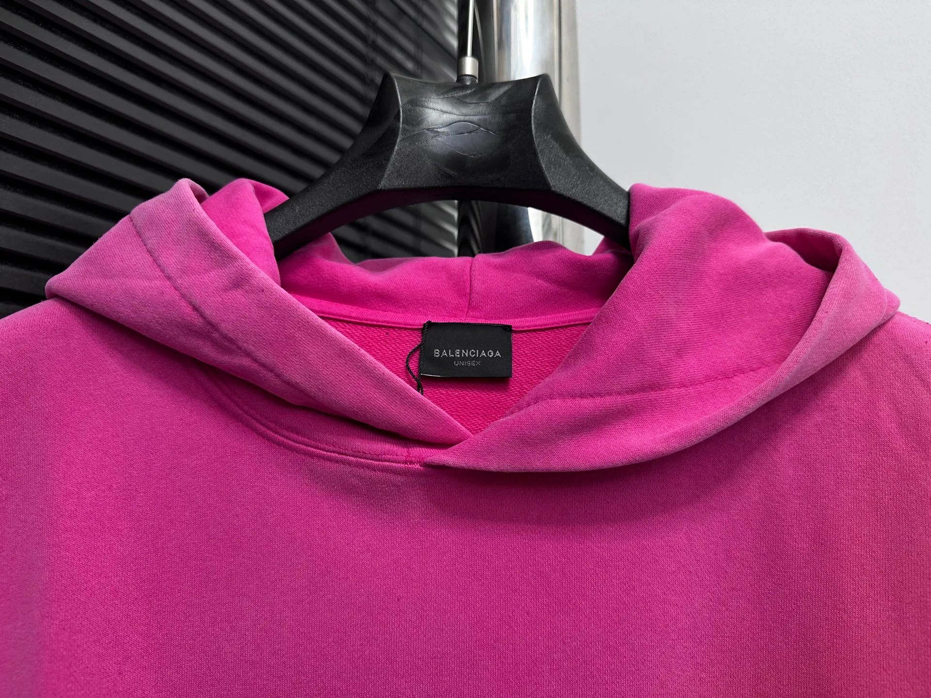 🅿️330 [BALENCIaGA] Paris small letters rhinestone washed hooded sweatshirt. The fabric is made of 400g Paris-specific double yarns*high weight double yarn ribs. It is pressed using a high-temperature air machine. The high-temperature gas contacts the fabric and uses heat energy and pressure to press the fabric to ensure uniform heat distribution. The fabrics have been washed and aged. It has a better hand feel and texture. It is not easy to deform, not easy to shrink, not easy to fade, and maintains long-term beauty. Same style for men and women! ! Size: S-XL