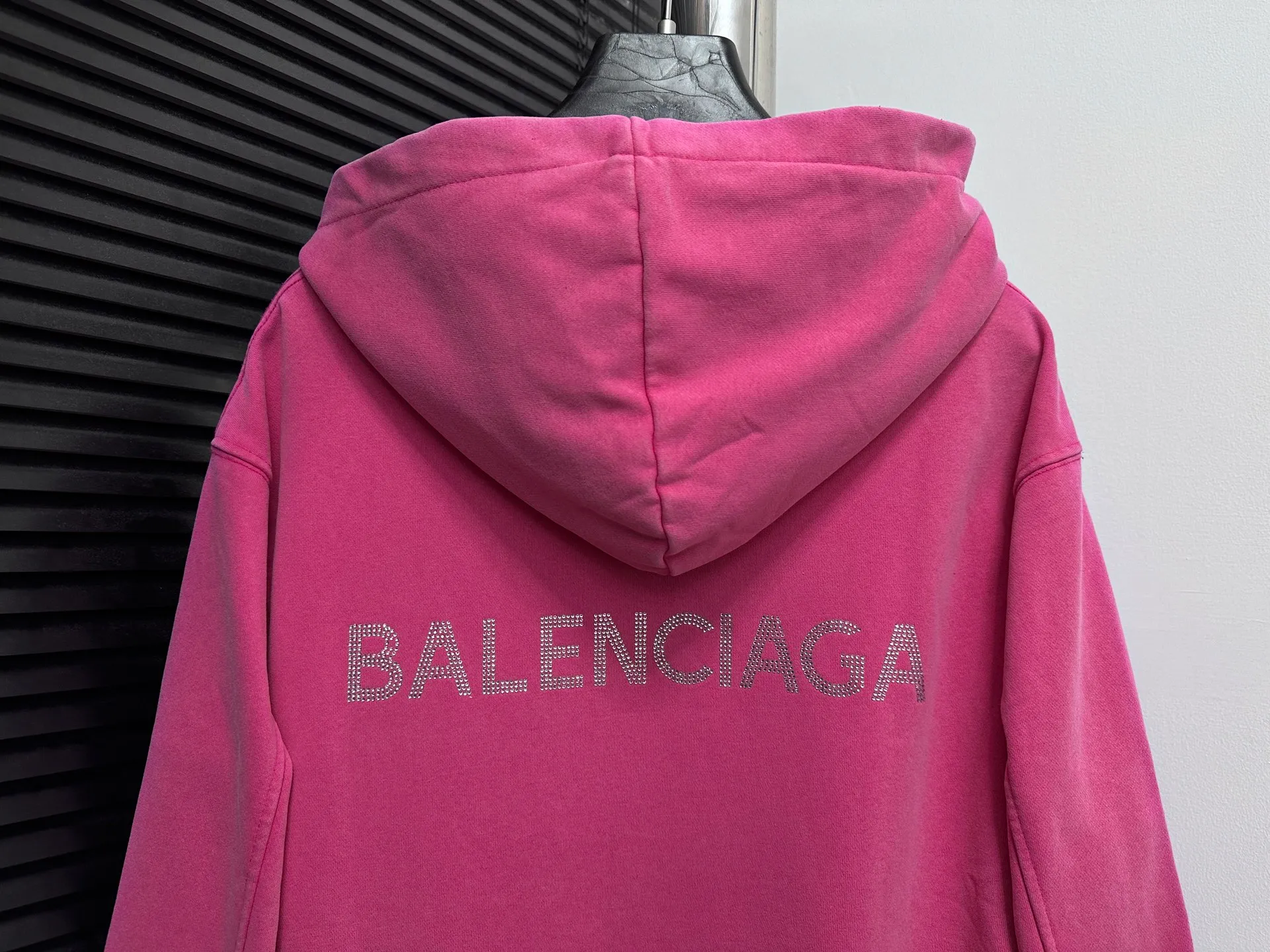 🅿️330 [BALENCIaGA] Paris small letters rhinestone washed hooded sweatshirt. The fabric is made of 400g Paris-specific double yarns*high weight double yarn ribs. It is pressed using a high-temperature air machine. The high-temperature gas contacts the fabric and uses heat energy and pressure to press the fabric to ensure uniform heat distribution. The fabrics have been washed and aged. It has a better hand feel and texture. It is not easy to deform, not easy to shrink, not easy to fade, and maintains long-term beauty. Same style for men and women! ! Size: S-XL