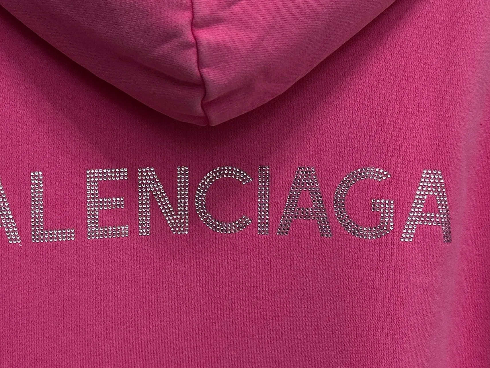 🅿️330 [BALENCIaGA] Paris small letters rhinestone washed hooded sweatshirt. The fabric is made of 400g Paris-specific double yarns*high weight double yarn ribs. It is pressed using a high-temperature air machine. The high-temperature gas contacts the fabric and uses heat energy and pressure to press the fabric to ensure uniform heat distribution. The fabrics have been washed and aged. It has a better hand feel and texture. It is not easy to deform, not easy to shrink, not easy to fade, and maintains long-term beauty. Same style for men and women! ! Size: S-XL