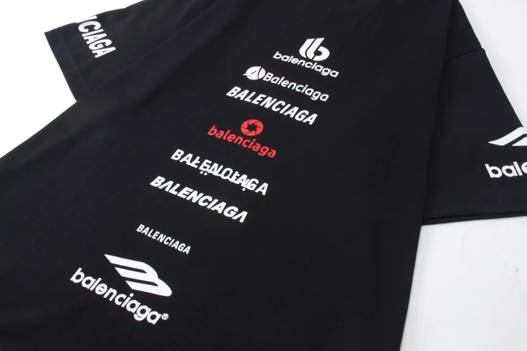 🅿️180 detailed pictures [Top version. Official website quality] BALENCI*GA/Paris. Multi-element trademark LOGO short-sleeved T-shirt 2024 new style. All pattern details, colors, Y boards are customized, and the brick cabinets are synchronized. Genuine products are developed at the first time, and you can print and compare! The fabric is made of Paris ZP custom-woven and dyed cotton double yarn. Weighing 260 grams, the cloth surface is clean. The cloth pattern is clear, soft and comfortable. The threads are dyed with no color difference. The printing uses environmentally friendly imported materials, the letters are clear and the effect is three-dimensional. The version adopts OS loose shoulder design. Same style for men and women. Code: BL223375 Color: black, white Size: XS to L