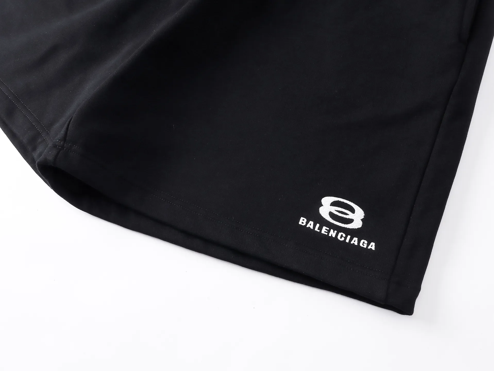 🅿️210 real photos [Top version. Official website quality] BALENCI*GA/Paris. 2025 new model. Paris double-ring classic LOGO embroidered shorts. Brick cabinet synchronization. Genuine product developed at the first time, happy to print and compare! The fabric is made of Paris ZP custom-woven and dyed 100% cotton terry sweatshirt. The weight is 460 grams. The cloth surface is clean. The cloth pattern is clear and the hand feels soft and comfortable. The embroidery uses an imported Tajima embroidery machine. The letters are clear and the effect is three-dimensional. The version adopts a loose version. Same style for men and women. Code: BL257017 Color: Black Size: XS S M L