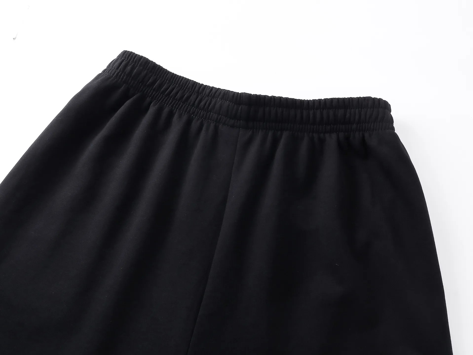 🅿️210 real photos [Top version. Official website quality] BALENCI*GA/Paris. 2025 new model. Paris double-ring classic LOGO embroidered shorts. Brick cabinet synchronization. Genuine product developed at the first time, happy to print and compare! The fabric is made of Paris ZP custom-woven and dyed 100% cotton terry sweatshirt. The weight is 460 grams. The cloth surface is clean. The cloth pattern is clear and the hand feels soft and comfortable. The embroidery uses an imported Tajima embroidery machine. The letters are clear and the effect is three-dimensional. The version adopts a loose version. Same style for men and women. Code: BL257017 Color: Black Size: XS S M L