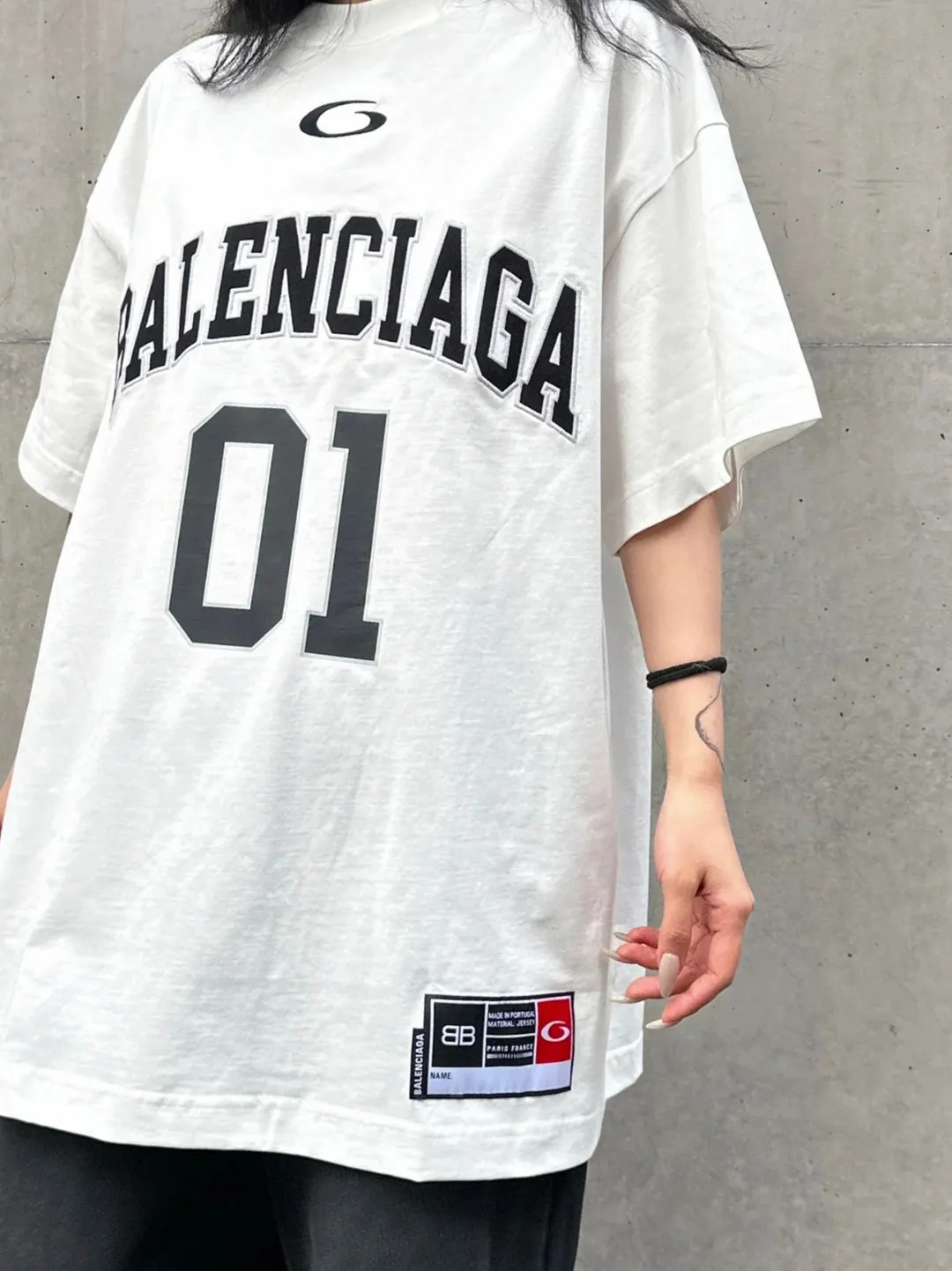 ♻️💯Refer to the model picture for the upper body❤️Top version Balenciaga SS25 front letter embroidery printed round neck short-sleeved T-shirt high weight double yarn pure cotton fabric loose fit Purchase the original pattern making sample and benchmark the original fabric, version and details Fabric: 100% cotton fabric is used, and imported cotton yarn is used. Soft, skin-friendly and non-irritating.  Craftsmanship: The clothing is a front-shoulder version, and all pieces are cut one-to-one by professional masters. Details: All accessories are genuine one-to-one custom-made and fully equipped, including the buttons on the front of the clothing.  Purchase the original benchmarking details fabric, high version, heavy weight 320g double yarn pure cotton fabric, color: blue, black, white, code number: XS S M L P: 310