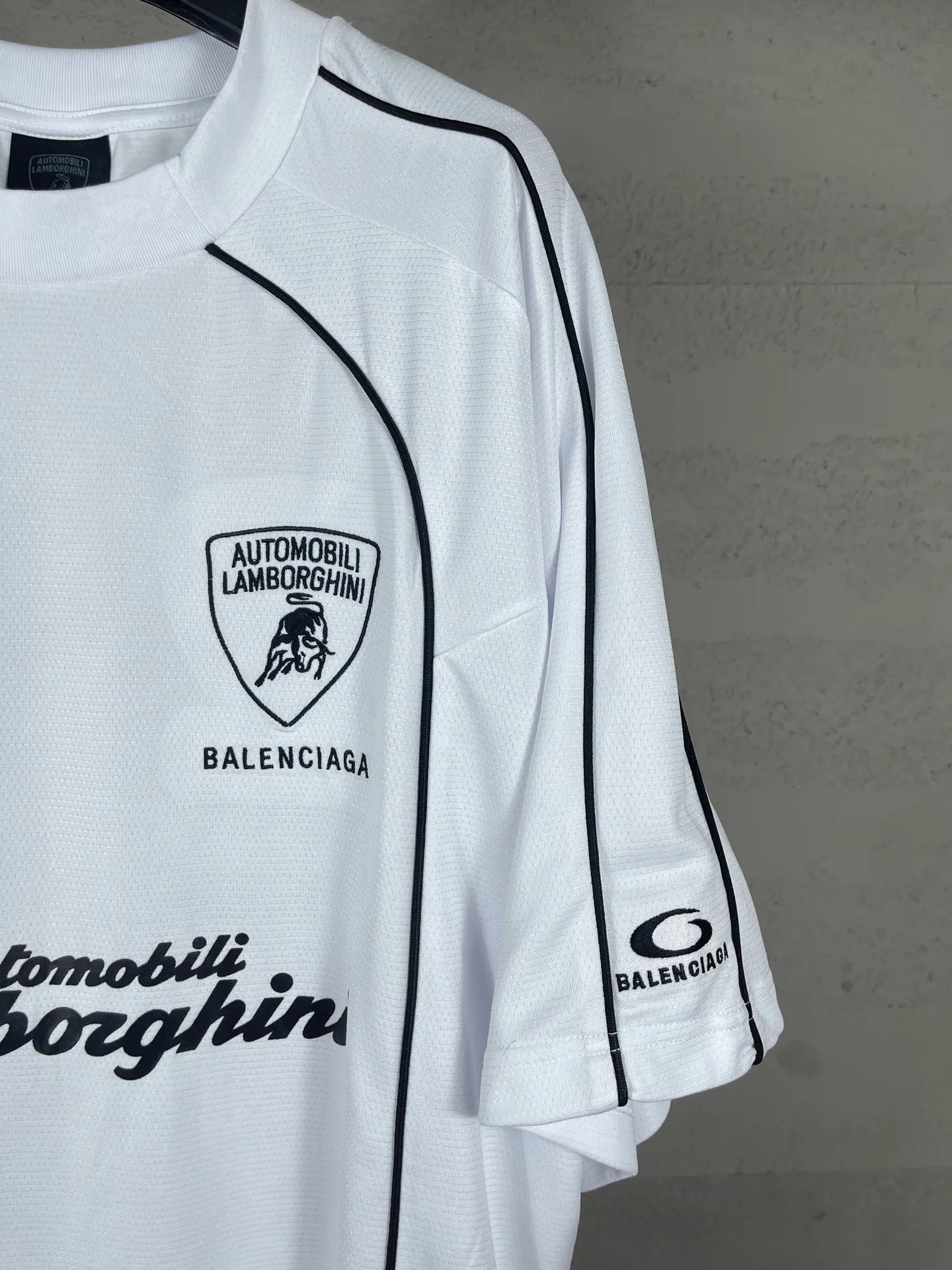 🅿️226 Actual pictures [Top version. Official website quality] BALENCI*GA/Paris co-branded Lamborghini jersey, printed embroidery on the front and back, embroidered on the left and right sleeves, multi-position short-sleeved T-shirt #overweight craftsmanship. SS25 latest model. Research and development at the first time, different market currencies. Comparisons welcome. The fabric is made of custom-woven sports fabric that absorbs moisture and is comfortable and dry. Whether you are doing sports or fitness or going out on the street every day, you can easily become the center of attention. Stretch ribbing at neckline. Weighing 260 grams, the cloth surface is clean. The cloth pattern is clear, soft and comfortable. The threads are dyed with no color difference. The printing uses imported environmentally friendly rubber paddles. The embroidery is done using imported Tajima embroidery machines. The pattern letters are clear, three-dimensional and without burrs. Jubie market produces pictures based on pictures. Welcome to compare. The version adopts OS loose shoulder design. Same style for men and women. Code: BL253691 Color: black, white Size: XS S M L