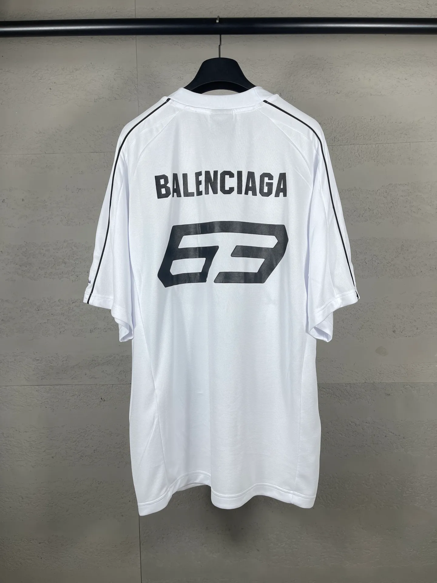 🅿️226 Actual pictures [Top version. Official website quality] BALENCI*GA/Paris co-branded Lamborghini jersey, printed embroidery on the front and back, embroidered on the left and right sleeves, multi-position short-sleeved T-shirt #overweight craftsmanship. SS25 latest model. Research and development at the first time, different market currencies. Comparisons welcome. The fabric is made of custom-woven sports fabric that absorbs moisture and is comfortable and dry. Whether you are doing sports or fitness or going out on the street every day, you can easily become the center of attention. Stretch ribbing at neckline. Weighing 260 grams, the cloth surface is clean. The cloth pattern is clear, soft and comfortable. The threads are dyed with no color difference. The printing uses imported environmentally friendly rubber paddles. The embroidery is done using imported Tajima embroidery machines. The pattern letters are clear, three-dimensional and without burrs. Jubie market produces pictures based on pictures. Welcome to compare. The version adopts OS loose shoulder design. Same style for men and women. Code: BL253691 Color: black, white Size: XS S M L