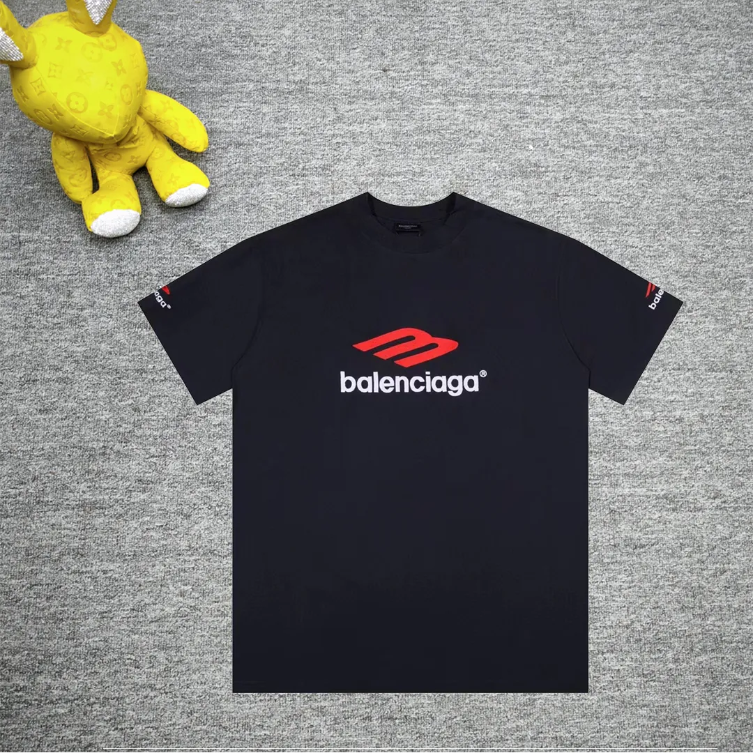 [Latest new] Top-grade tested version - BALENCIAGA - Balenciaga's new 3B big M fully embroidered T-shirt on the front and back. The front and rear arms are made of imported Tajima machine heavy embroidery 12W needle and thread. Fine embroidery. The effect is three-dimensional. The lines are clear. No rough edges. Super high-tech embroidery. The fullness is very high. The concave and convex texture is obvious. The fabric is custom-woven and dyed. Zero color difference in the thread. Perfect 1:1. Distinguished from market currency. All original development pays attention to details. Avoid the mixing of stolen pictures by merchants ✅ Correct 280g custom-woven and custom-dyed double yarn pure cotton fabric, no color difference in custom-dyed threads ✅ Correct imported material printing, Conley machine white ink direct injection process, letters are clear and three-dimensional, firm and do not fall off ✅ Overweight craftsmanship, original version is the same, different market currencies. Here I explain why I am a little more expensive than others, 1. It seems to be simple printing or embroidery, but it is not simple at all. 10000% imported machine restoration, not just lip service. Welcome to compare with peers. 2. Each model is produced by the company, and the details of workmanship and fabrics are consistent with the original ones. It is guaranteed that there will be no color difference with the counters. Reproduction is not scary. Whoever fakes it will be embarrassed. It’s not shameful to make a replica, it’s shameful if you can’t buy the correct version if you make a replica. 3. Note that the threaded collars are all original collars of certain countries and regions, with high wrapping. The width of the neckline and cabinets are accurate to the millimeter. Thick necklines are not easy to deform. The collars of high-end products are all restored cabinets. They are different from the big collars in the world. Ordinary garbage short-sleeves are printed with a print. The clavicle of the upper body is exposed. Please be patient. Customers who have bought genuine products or have seen genuine products will come back to place orders again. This is quality. This is quality. 4. Different styles of washed wheat main wheat, including imported wheat, have different colors and codes. Really restore the counter. As we all know, Balenciaga's collar labels in each quarter have different English or different colors. This distinguishes the fast food products with the same main wheat washed wheat. 5. Pay attention to the workmanship. The stitching at the neckline has no folds, smooth and natural without overlapping lines. Really restore this. This is something that many people cannot do. 6. The fabric is made of 280g Paris-specific double yarn. No one can make better fabrics than my family. It’s really incomparable with the ordinary version on the market. Respect it. It’s genuine and costs several thousand yuan. Don’t buy street stalls. Quality 7. The workmanship is fully restored. The packaging is fully restored. The cost is huge. 8. I guarantee here that this is the highest quality you can find. Color: White Black Size: xs s m l P: 290