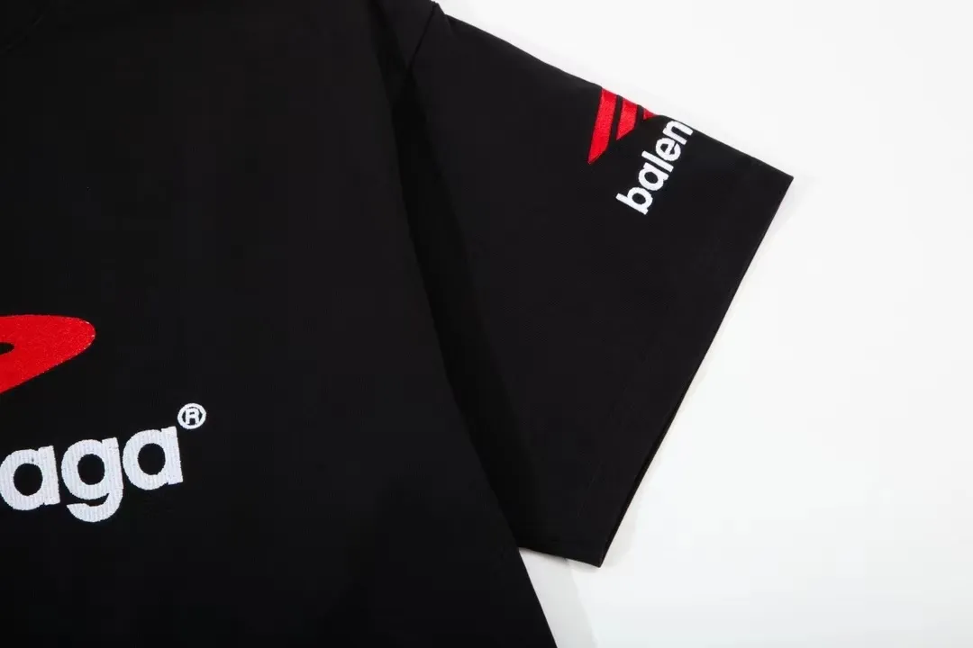 [Latest new] Top-grade tested version - BALENCIAGA - Balenciaga's new 3B big M fully embroidered T-shirt on the front and back. The front and rear arms are made of imported Tajima machine heavy embroidery 12W needle and thread. Fine embroidery. The effect is three-dimensional. The lines are clear. No rough edges. Super high-tech embroidery. The fullness is very high. The concave and convex texture is obvious. The fabric is custom-woven and dyed. Zero color difference in the thread. Perfect 1:1. Distinguished from market currency. All original development pays attention to details. Avoid the mixing of stolen pictures by merchants ✅ Correct 280g custom-woven and custom-dyed double yarn pure cotton fabric, no color difference in custom-dyed threads ✅ Correct imported material printing, Conley machine white ink direct injection process, letters are clear and three-dimensional, firm and do not fall off ✅ Overweight craftsmanship, original version is the same, different market currencies. Here I explain why I am a little more expensive than others, 1. It seems to be simple printing or embroidery, but it is not simple at all. 10000% imported machine restoration, not just lip service. Welcome to compare with peers. 2. Each model is produced by the company, and the details of workmanship and fabrics are consistent with the original ones. It is guaranteed that there will be no color difference with the counters. Reproduction is not scary. Whoever fakes it will be embarrassed. It’s not shameful to make a replica, it’s shameful if you can’t buy the correct version if you make a replica. 3. Note that the threaded collars are all original collars of certain countries and regions, with high wrapping. The width of the neckline and cabinets are accurate to the millimeter. Thick necklines are not easy to deform. The collars of high-end products are all restored cabinets. They are different from the big collars in the world. Ordinary garbage short-sleeves are printed with a print. The clavicle of the upper body is exposed. Please be patient. Customers who have bought genuine products or have seen genuine products will come back to place orders again. This is quality. This is quality. 4. Different styles of washed wheat main wheat, including imported wheat, have different colors and codes. Really restore the counter. As we all know, Balenciaga's collar labels in each quarter have different English or different colors. This distinguishes the fast food products with the same main wheat washed wheat. 5. Pay attention to the workmanship. The stitching at the neckline has no folds, smooth and natural without overlapping lines. Really restore this. This is something that many people cannot do. 6. The fabric is made of 280g Paris-specific double yarn. No one can make better fabrics than my family. It’s really incomparable with the ordinary version on the market. Respect it. It’s genuine and costs several thousand yuan. Don’t buy street stalls. Quality 7. The workmanship is fully restored. The packaging is fully restored. The cost is huge. 8. I guarantee here that this is the highest quality you can find. Color: White Black Size: xs s m l P: 290
