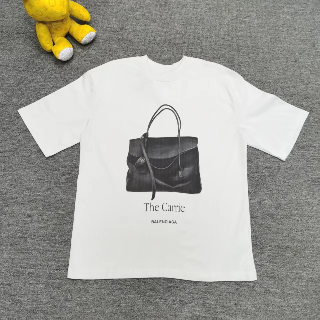 [Top version. Official website quality] BALENCI*GA/Paris. SS25 latest handbag, front and back direct-printed short-sleeved T-shirt. Brick cabinet synchronization. Genuine product developed at the first time, happy to print and compare! The fabric is made of Paris ZP custom-woven and dyed cotton double yarn. Weighing 260 grams, the cloth surface is clean. The cloth pattern is clear, soft and comfortable. The threads are dyed with no color difference. The printing uses direct-injection environmentally friendly imported materials. The letters are clear and the effect is three-dimensional. The version adopts OS loose shoulder design. Same style for men and women. Color: gray and white. Size: XS S M L P: 270
