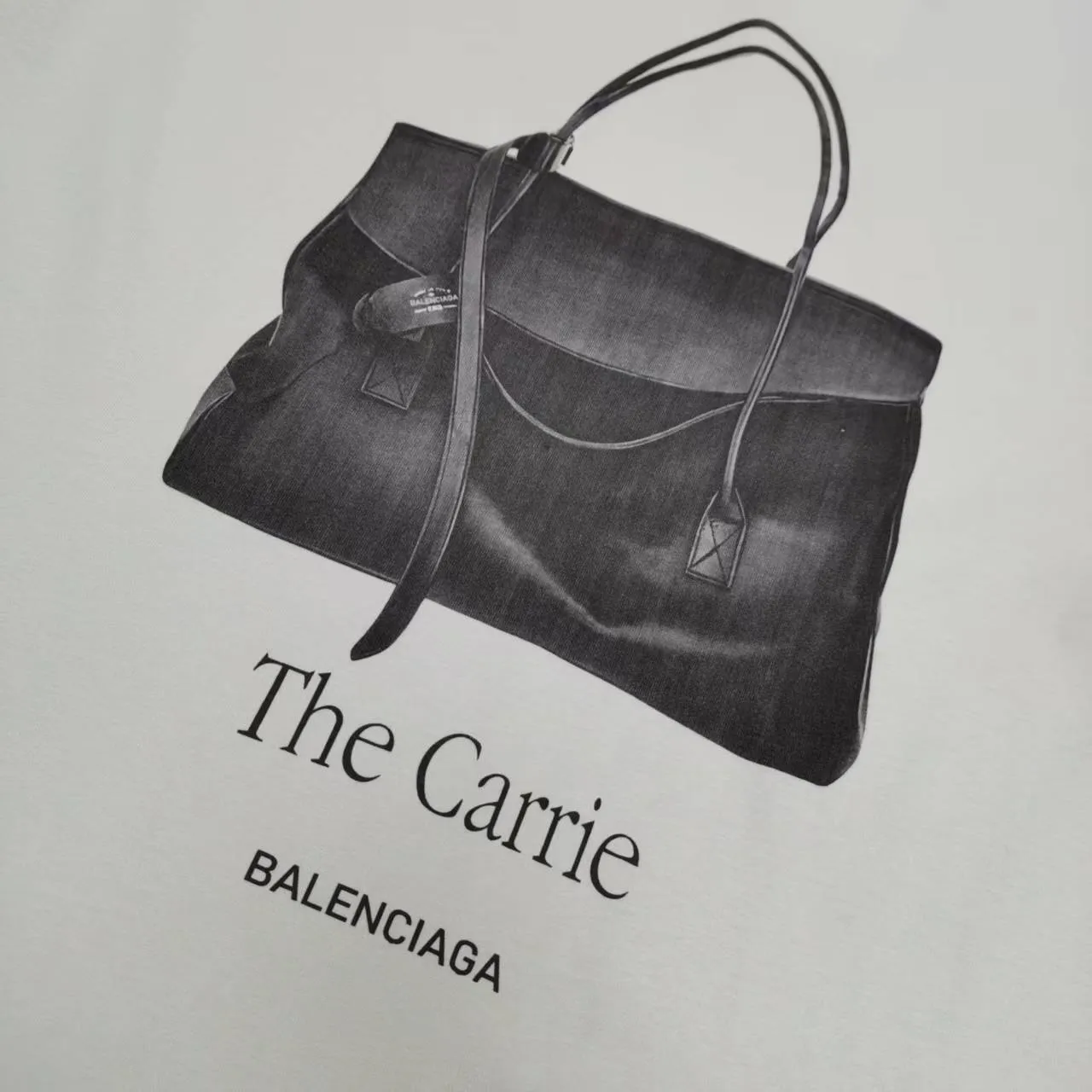 [Top version. Official website quality] BALENCI*GA/Paris. SS25 latest handbag, front and back direct-printed short-sleeved T-shirt. Brick cabinet synchronization. Genuine product developed at the first time, happy to print and compare! The fabric is made of Paris ZP custom-woven and dyed cotton double yarn. Weighing 260 grams, the cloth surface is clean. The cloth pattern is clear, soft and comfortable. The threads are dyed with no color difference. The printing uses direct-injection environmentally friendly imported materials. The letters are clear and the effect is three-dimensional. The version adopts OS loose shoulder design. Same style for men and women. Color: gray and white. Size: XS S M L P: 270