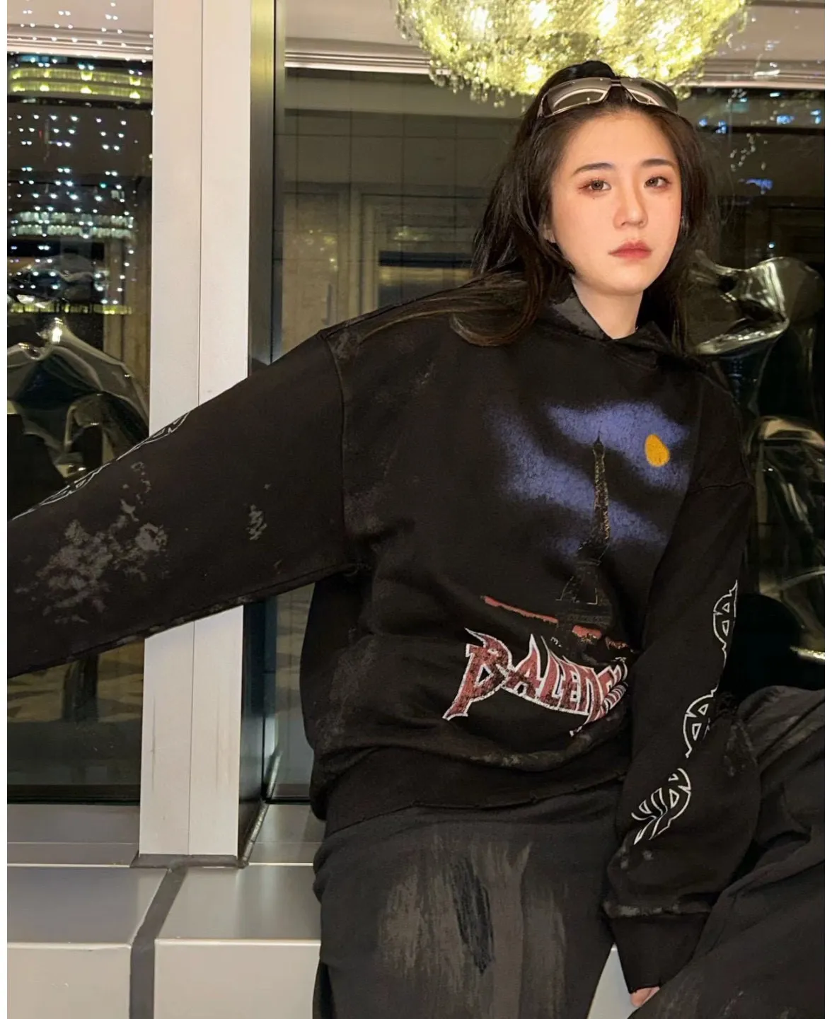♻️💯Upper body reference model picture❤️Top tested version BALENCIAGA Tower Paris Night Balenciaga distressed, dirty, hole-washed hooded sweatshirt YB1.3W purchase ➕Price 10K purchase original targeted development! 460g double-ply double-yarn terry fabric, the garment weight is as high as 1.2kg! The back printing adopts Kornit digital direct printing process, and the shipment is extremely slow! Especially the Yunmu color on the tower is very delicate and grainy! The overall bursting letters are very evenly distressed and have a full sense of distress! The whole body was severely damaged, all randomly worn by hand! Very time consuming! The whole piece of clothing went through three washes. The fabric was first pre-shrunk, and then washed with distressing water to wash out the color on the printed surface to give it a distressed look. After washing with water for the second time, do the dirty coating. The staining is also a manual process, and each position of the coating must be brushed more than 3 times before! The key point is the coating on the back. It is a process that really makes people vomit blood. It has to be brushed back and forth, more than 20 times, to evenly apply the coating! It can be said that it will never be seen alive. After the coating is completed, the garments will be sprayed and then washed with wax! After washing with the wax, the fabric feels smooth and won't have that harsh, rough feel! This is also a key craft! If this step is missing, it won’t be visible on the screen, but it will be very uncomfortable and the skin texture will be very poor!  The workmanship is troublesome, and it normally takes 15 days for orders to be returned! Look at this construction period and this price, do you think it’s worth it?  Size: XS-L Color: Active Black P:470