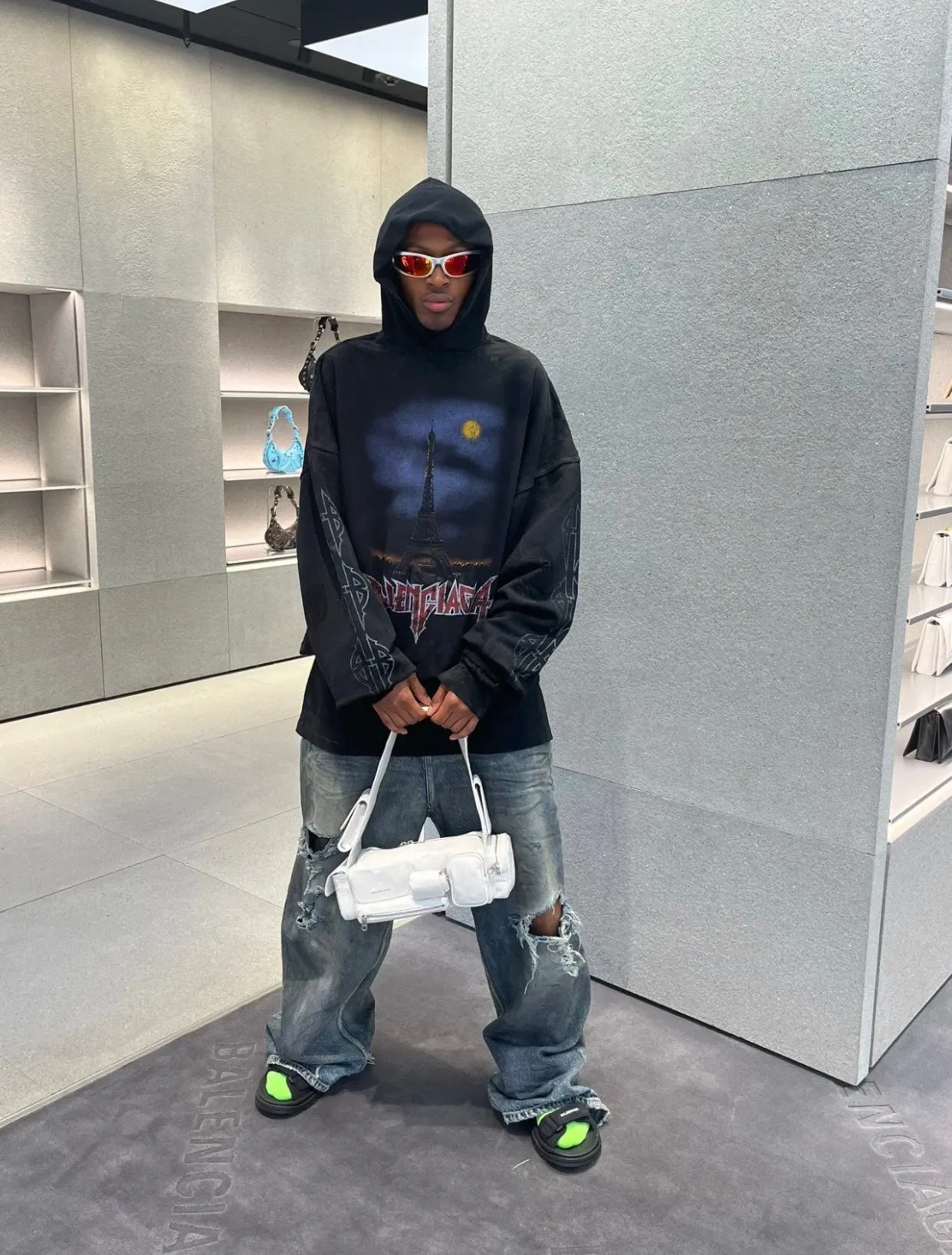 ♻️💯Upper body reference model picture❤️Top tested version BALENCIAGA Tower Paris Night Balenciaga distressed, dirty, hole-washed hooded sweatshirt YB1.3W purchase ➕Price 10K purchase original targeted development! 460g double-ply double-yarn terry fabric, the garment weight is as high as 1.2kg! The back printing adopts Kornit digital direct printing process, and the shipment is extremely slow! Especially the Yunmu color on the tower is very delicate and grainy! The overall bursting letters are very evenly distressed and have a full sense of distress! The whole body was severely damaged, all randomly worn by hand! Very time consuming! The whole piece of clothing went through three washes. The fabric was first pre-shrunk, and then washed with distressing water to wash out the color on the printed surface to give it a distressed look. After washing with water for the second time, do the dirty coating. The staining is also a manual process, and each position of the coating must be brushed more than 3 times before! The key point is the coating on the back. It is a process that really makes people vomit blood. It has to be brushed back and forth, more than 20 times, to evenly apply the coating! It can be said that it will never be seen alive. After the coating is completed, the garments will be sprayed and then washed with wax! After washing with the wax, the fabric feels smooth and won't have that harsh, rough feel! This is also a key craft! If this step is missing, it won’t be visible on the screen, but it will be very uncomfortable and the skin texture will be very poor!  The workmanship is troublesome, and it normally takes 15 days for orders to be returned! Look at this construction period and this price, do you think it’s worth it?  Size: XS-L Color: Active Black P:470