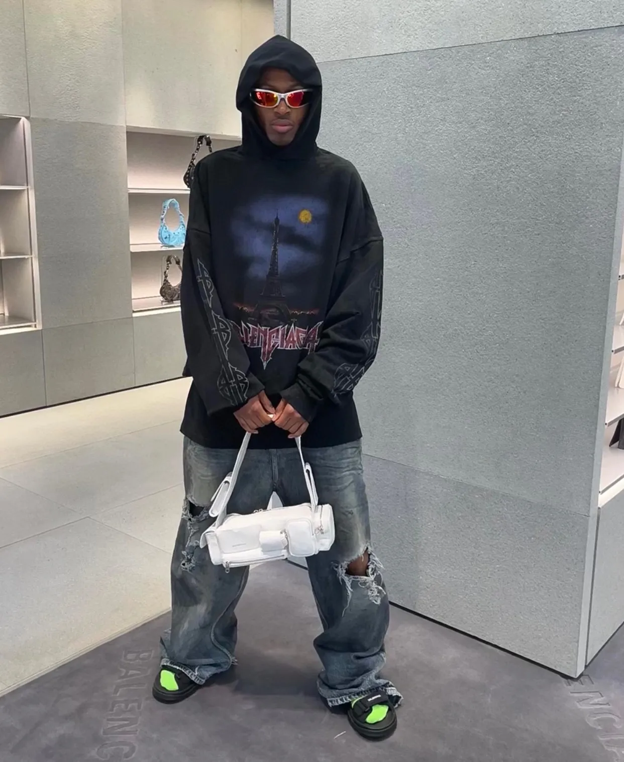 ♻️💯Upper body reference model picture❤️Top tested version BALENCIAGA Tower Paris Night Balenciaga distressed, dirty, hole-washed hooded sweatshirt YB1.3W purchase ➕Price 10K purchase original targeted development! 460g double-ply double-yarn terry fabric, the garment weight is as high as 1.2kg! The back printing adopts Kornit digital direct printing process, and the shipment is extremely slow! Especially the Yunmu color on the tower is very delicate and grainy! The overall bursting letters are very evenly distressed and have a full sense of distress! The whole body was severely damaged, all randomly worn by hand! Very time consuming! The whole piece of clothing went through three washes. The fabric was first pre-shrunk, and then washed with distressing water to wash out the color on the printed surface to give it a distressed look. After washing with water for the second time, do the dirty coating. The staining is also a manual process, and each position of the coating must be brushed more than 3 times before! The key point is the coating on the back. It is a process that really makes people vomit blood. It has to be brushed back and forth, more than 20 times, to evenly apply the coating! It can be said that it will never be seen alive. After the coating is completed, the garments will be sprayed and then washed with wax! After washing with the wax, the fabric feels smooth and won't have that harsh, rough feel! This is also a key craft! If this step is missing, it won’t be visible on the screen, but it will be very uncomfortable and the skin texture will be very poor!  The workmanship is troublesome, and it normally takes 15 days for orders to be returned! Look at this construction period and this price, do you think it’s worth it?  Size: XS-L Color: Active Black P:470