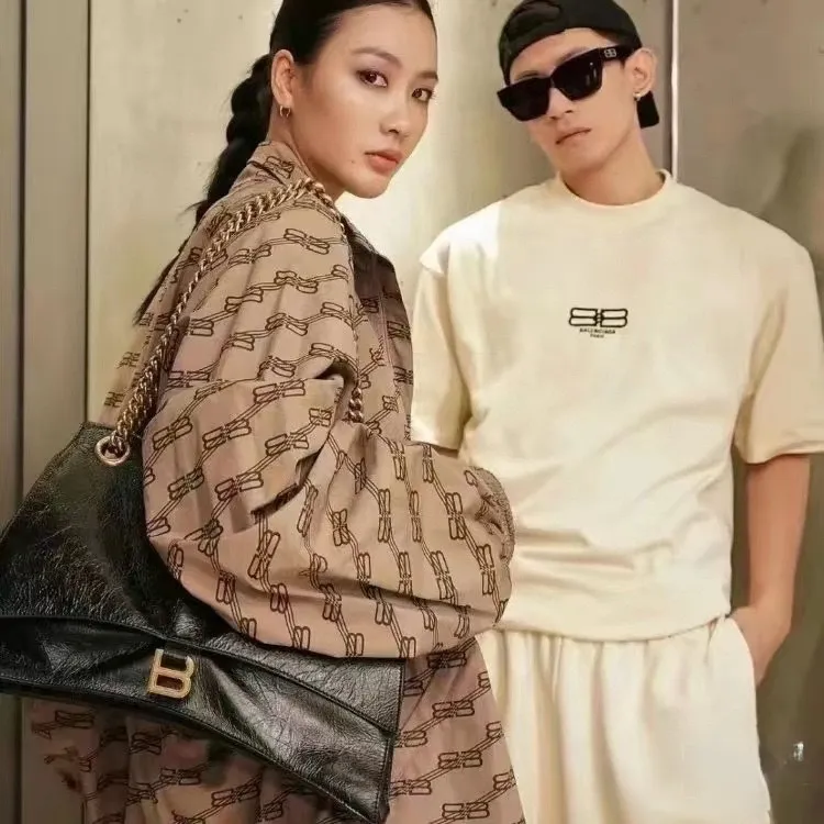 ♻️💯Upper body reference model picture❤️The top tested version Balenciaga/Balenciaga 2023ss spring new BB lock letter embroidered round neck pullover T-shirt, B’s single product appearance is undoubtedly outstanding, and it will definitely attract attention when paired with a couple’s style! Fashionable, relaxed and stylish, the atmosphere suddenly fills up~ It is made of 280g double-ply double-yarn plain cotton loose fabric. Good fabrics give us the intuitive feeling that they are high-end, comfortable, soft, delicate and sinewy. Even if you don’t understand fabrics, the touch can give you a new feeling! The design is also really eye-catching. The co-branded print makes the overall look simple and elegant, high-end and fashionable ~ The BB lock letter embroidery design on the chest breaks the boring and boring design of previous years and makes it more youthful and fashionable, adding a trendy style that keeps pace with the times! An item with obvious high street style, OS loose fit cutting design, and the upper body is very durable. This short-sleeved shirt can definitely add a lot of color to your outfit, and also provide you with more charm and temptation in your daily life. Size: XS-L Color: black, off-white P:240