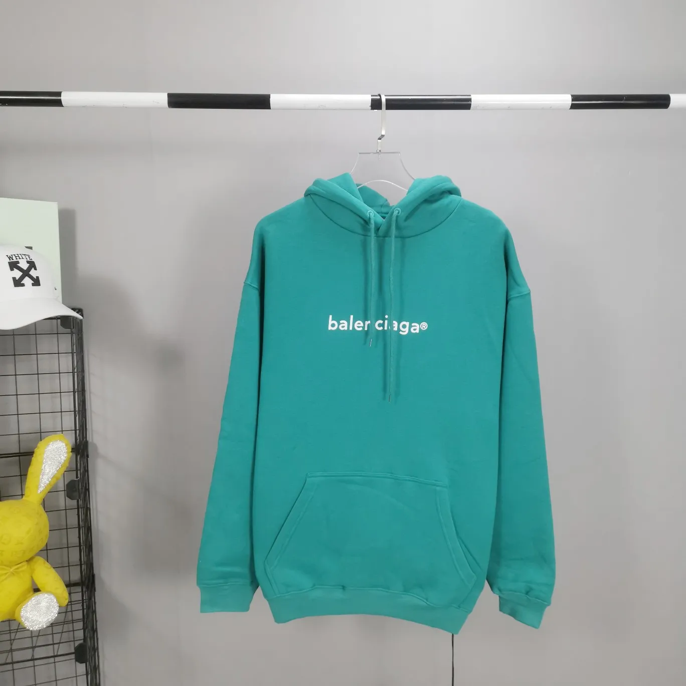 The top tested version of Balenciaga mailbox letter logo pure cotton loose hoodie for men and women in the same style autumn and winter hoodie hooded sweatshirt. A simple basic sweatshirt. A simple sweatshirt that you can fall in love with at first sight. The Blcg mailbox logo on the chest is simple and beautiful. It is operated by an imported elliptical machine, with no burrs and neat alignment! The fabric is made of 480g pure cotton fabric, which is different from the low-end version. The color is also super beautiful. You must get this one! ! ! ! !  Color: black, white, fog blue, khaki, lake green Size: XS-L P:450