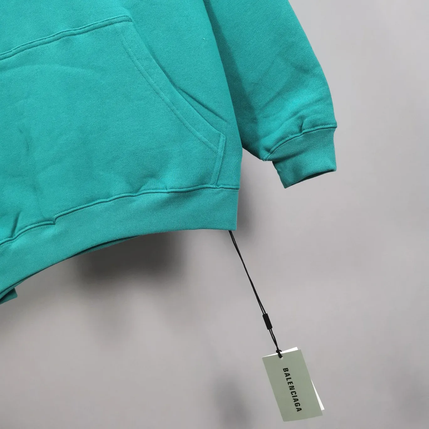 The top tested version of Balenciaga mailbox letter logo pure cotton loose hoodie for men and women in the same style autumn and winter hoodie hooded sweatshirt. A simple basic sweatshirt. A simple sweatshirt that you can fall in love with at first sight. The Blcg mailbox logo on the chest is simple and beautiful. It is operated by an imported elliptical machine, with no burrs and neat alignment! The fabric is made of 480g pure cotton fabric, which is different from the low-end version. The color is also super beautiful. You must get this one! ! ! ! !  Color: black, white, fog blue, khaki, lake green Size: XS-L P:450