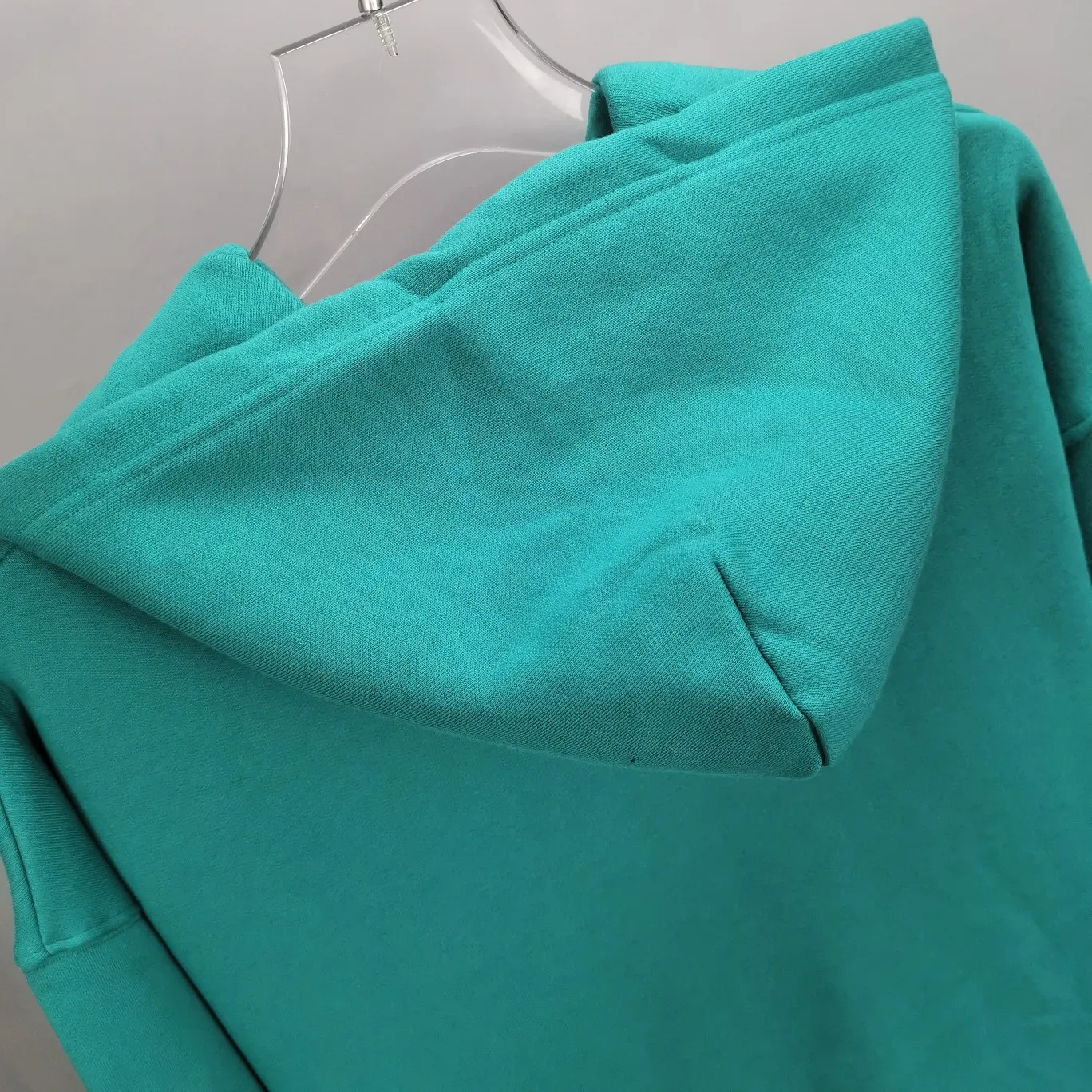 The top tested version of Balenciaga mailbox letter logo pure cotton loose hoodie for men and women in the same style autumn and winter hoodie hooded sweatshirt. A simple basic sweatshirt. A simple sweatshirt that you can fall in love with at first sight. The Blcg mailbox logo on the chest is simple and beautiful. It is operated by an imported elliptical machine, with no burrs and neat alignment! The fabric is made of 480g pure cotton fabric, which is different from the low-end version. The color is also super beautiful. You must get this one! ! ! ! !  Color: black, white, fog blue, khaki, lake green Size: XS-L P:450