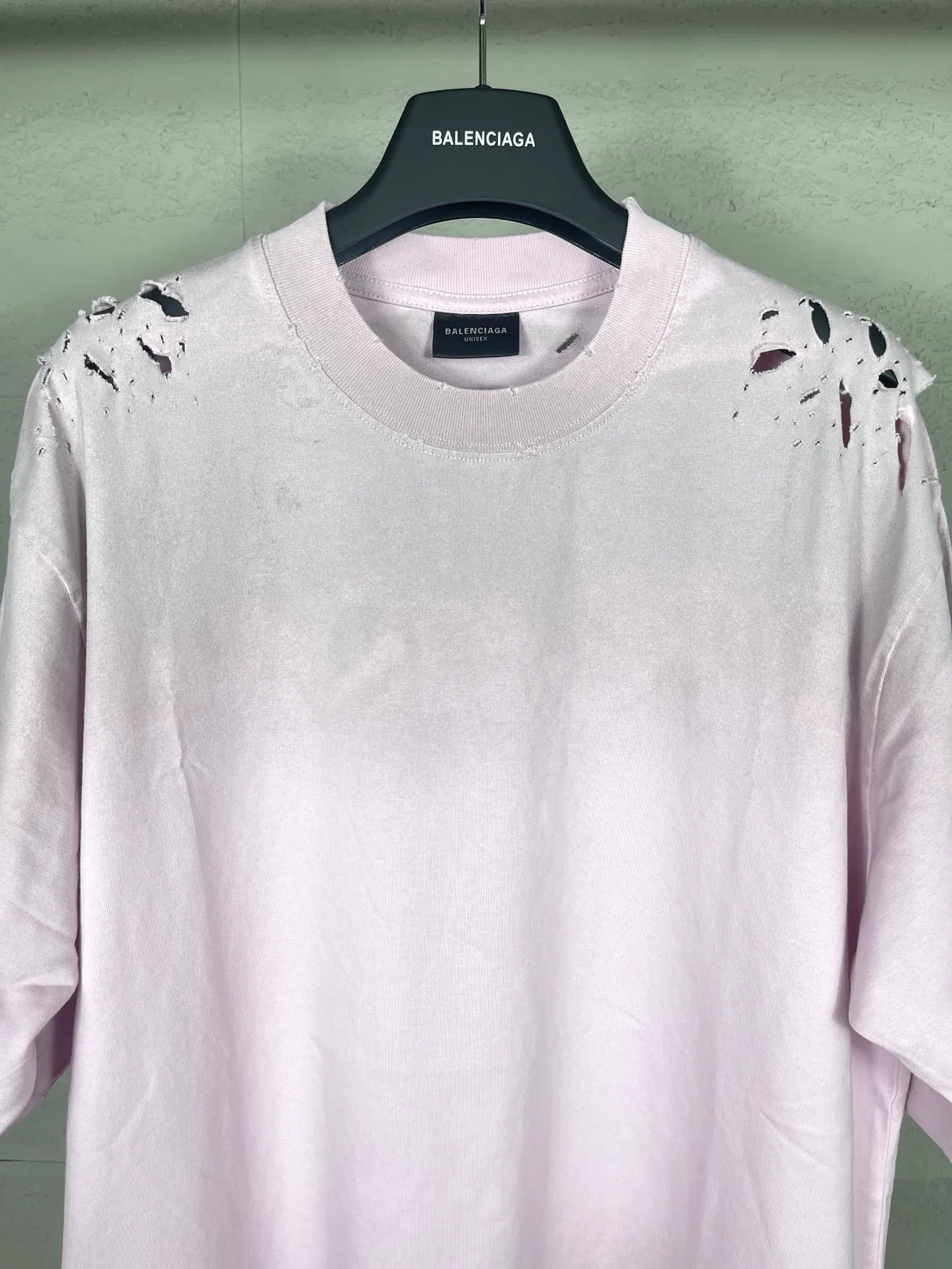 🅿️200 (Pink prices vary) Actual pictures [Top version. Official website quality] BALENCI*GA/Paris. Back LOGO washed and worn series new T-shirt #2024 new style. The reverse stitching design is full of sense. The new LOGO crack printing is used on the back, and the ready-made clothes are washed and worn. Pink garment printing. Notice! ️This original version is made of reverse stitching, worn and washed to make it old. It is the normal practice in Jubie market #2024 spring and summer brick cabinet synchronization. Welcome to compare. The fabric is made of Paris ZP custom-woven and dyed cotton double yarn, with a weight of 260 grams. The cloth surface is clean. The cloth pattern is clear, soft and comfortable. The threads are dyed with no color difference. The classic letter LOGO is printed with imported environmentally friendly glue. The letters are clear and the effect is three-dimensional. Restore the brick cabinet, adopt OS loose shoulder style. Same style for men and women. Code: BL223358 Color: black. Pink Size: XS to L
