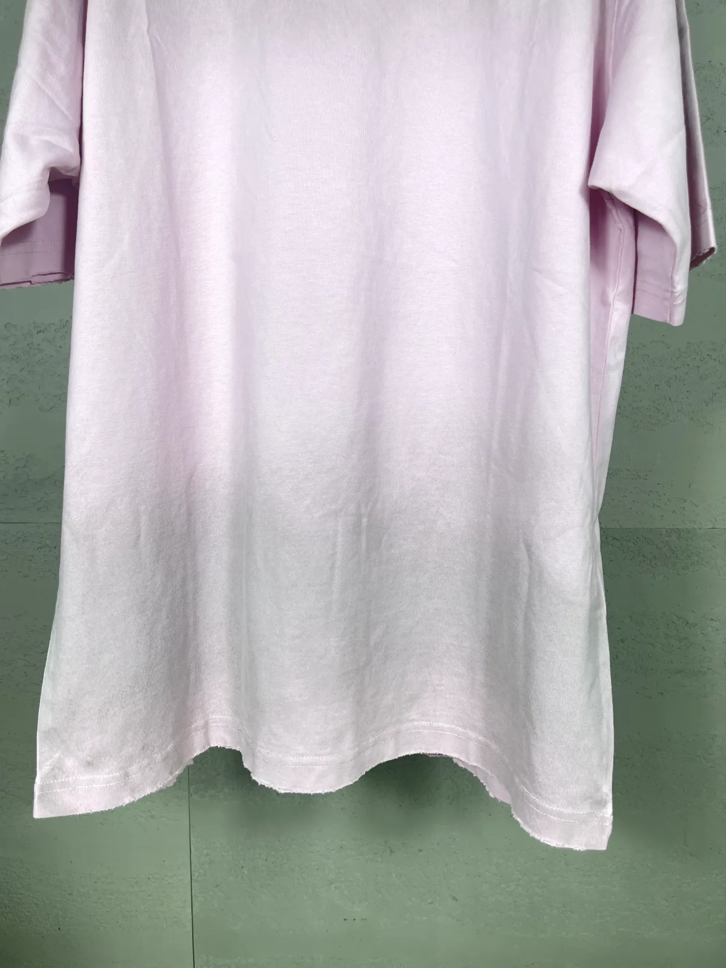 🅿️200 (Pink prices vary) Actual pictures [Top version. Official website quality] BALENCI*GA/Paris. Back LOGO washed and worn series new T-shirt #2024 new style. The reverse stitching design is full of sense. The new LOGO crack printing is used on the back, and the ready-made clothes are washed and worn. Pink garment printing. Notice! ️This original version is made of reverse stitching, worn and washed to make it old. It is the normal practice in Jubie market #2024 spring and summer brick cabinet synchronization. Welcome to compare. The fabric is made of Paris ZP custom-woven and dyed cotton double yarn, with a weight of 260 grams. The cloth surface is clean. The cloth pattern is clear, soft and comfortable. The threads are dyed with no color difference. The classic letter LOGO is printed with imported environmentally friendly glue. The letters are clear and the effect is three-dimensional. Restore the brick cabinet, adopt OS loose shoulder style. Same style for men and women. Code: BL223358 Color: black. Pink Size: XS to L