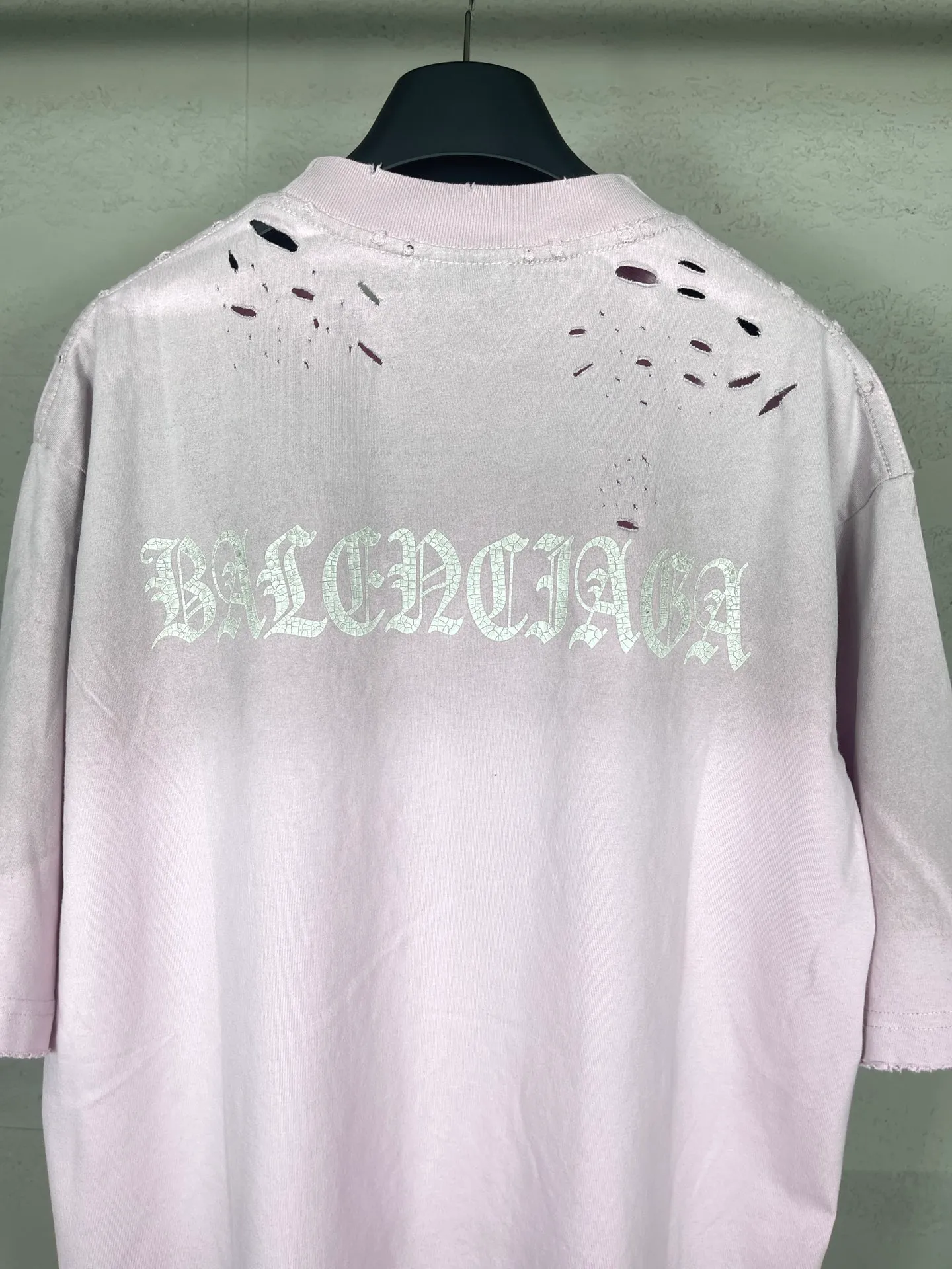 🅿️200 (Pink prices vary) Actual pictures [Top version. Official website quality] BALENCI*GA/Paris. Back LOGO washed and worn series new T-shirt #2024 new style. The reverse stitching design is full of sense. The new LOGO crack printing is used on the back, and the ready-made clothes are washed and worn. Pink garment printing. Notice! ️This original version is made of reverse stitching, worn and washed to make it old. It is the normal practice in Jubie market #2024 spring and summer brick cabinet synchronization. Welcome to compare. The fabric is made of Paris ZP custom-woven and dyed cotton double yarn, with a weight of 260 grams. The cloth surface is clean. The cloth pattern is clear, soft and comfortable. The threads are dyed with no color difference. The classic letter LOGO is printed with imported environmentally friendly glue. The letters are clear and the effect is three-dimensional. Restore the brick cabinet, adopt OS loose shoulder style. Same style for men and women. Code: BL223358 Color: black. Pink Size: XS to L