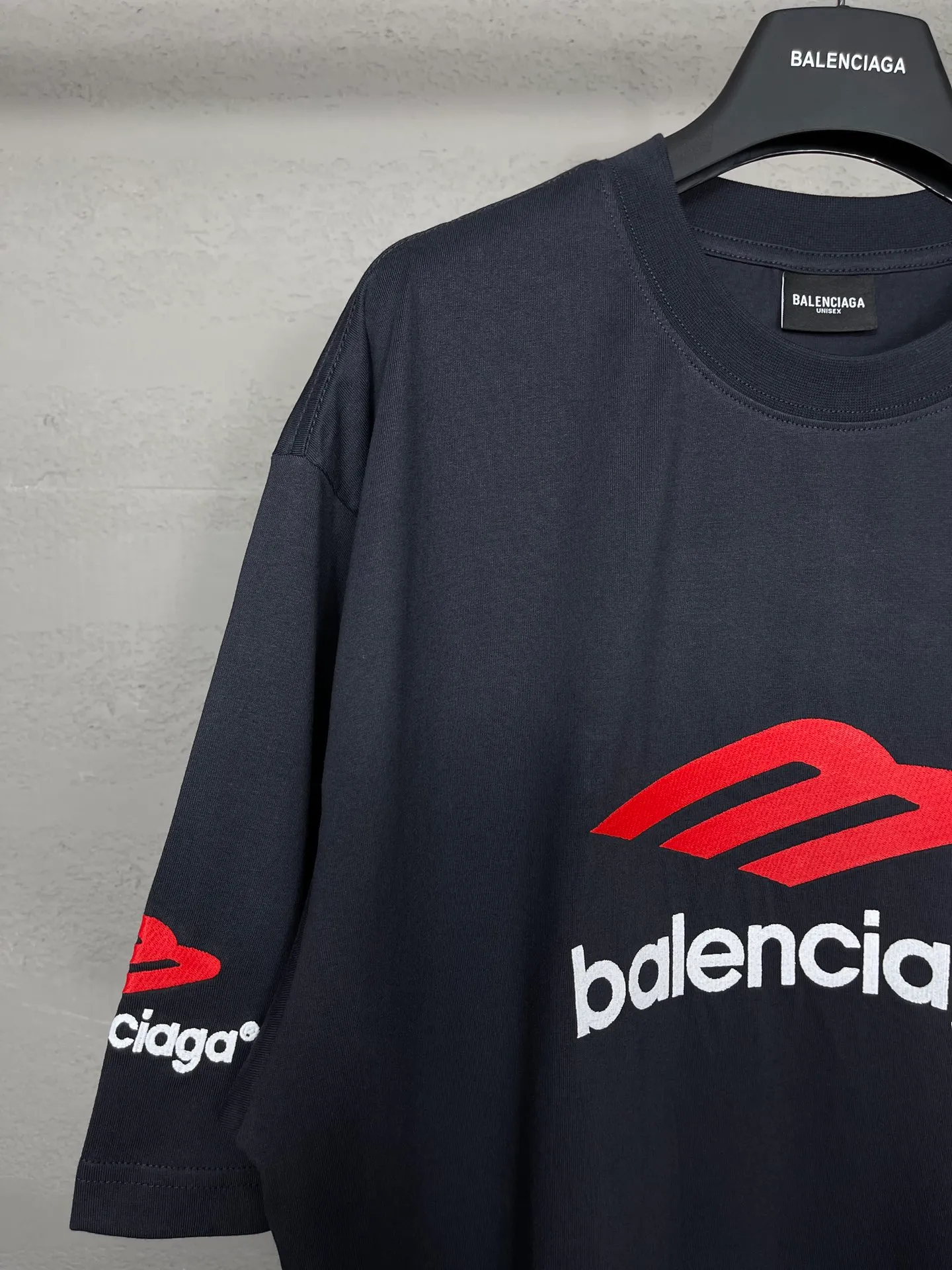 🅿️210 real photos [Top version. Official website quality] BALENCI*GA/Paris BALENCI*GA#2024 latest model, big LOGO icon. Front and back. Embroidered short-sleeved T-shirt on left and right sleeves. Brick cabinet synchronization. Genuine products are developed and developed in the first time. Welcome to compare! The fabric is made of Paris ZP custom-woven and dyed 100% cotton double-yarn compact cotton. The weight is 260 grams. The cloth surface is clean. The cloth pattern is clear. It is soft and comfortable. It has good color fastness and is not easy to change color. The threads are woven and dyed with no color difference. The embroidery is done using imported Tajima embroidery machines. Super 12W needle and thread, three-dimensional effect, clear lines. No burrs and miscellaneous threads, ultra-high craftsmanship embroidery. The version adopts OS loose shoulder design. Same style for men and women. Code: BL223207 Color: Dark blue gray. White Size: XS to L